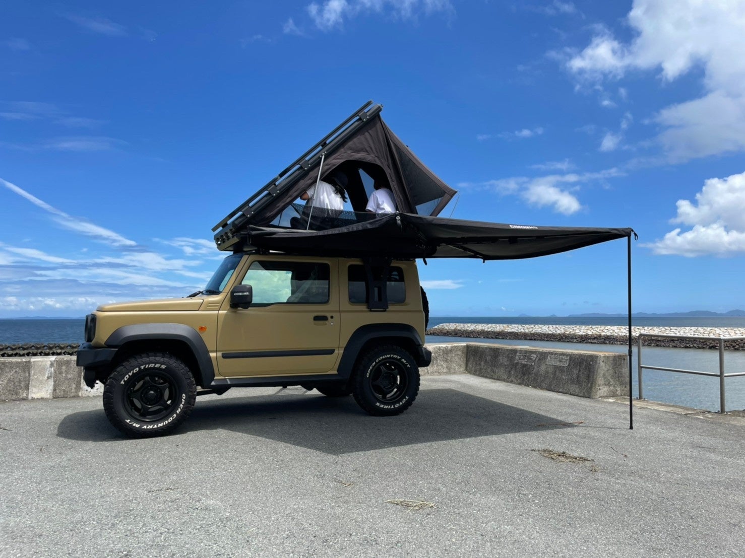 青空が良く似合う女子の最高の相棒になれるはず。屋根の上からの景色はいつもと違う絶景が見える！