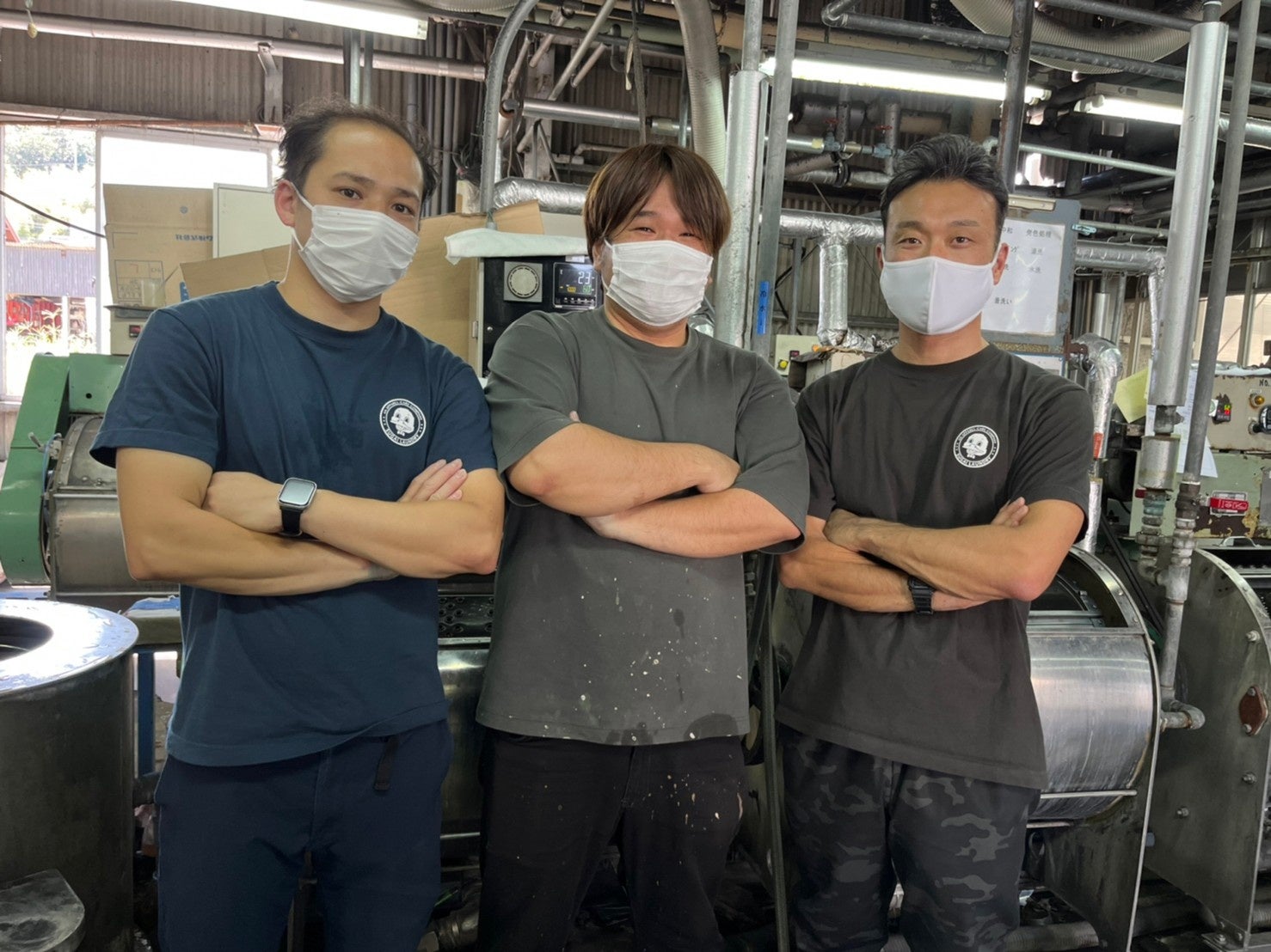 倉敷の工場スタッフと研究を行う菅井社長（右）と北條主任（左）