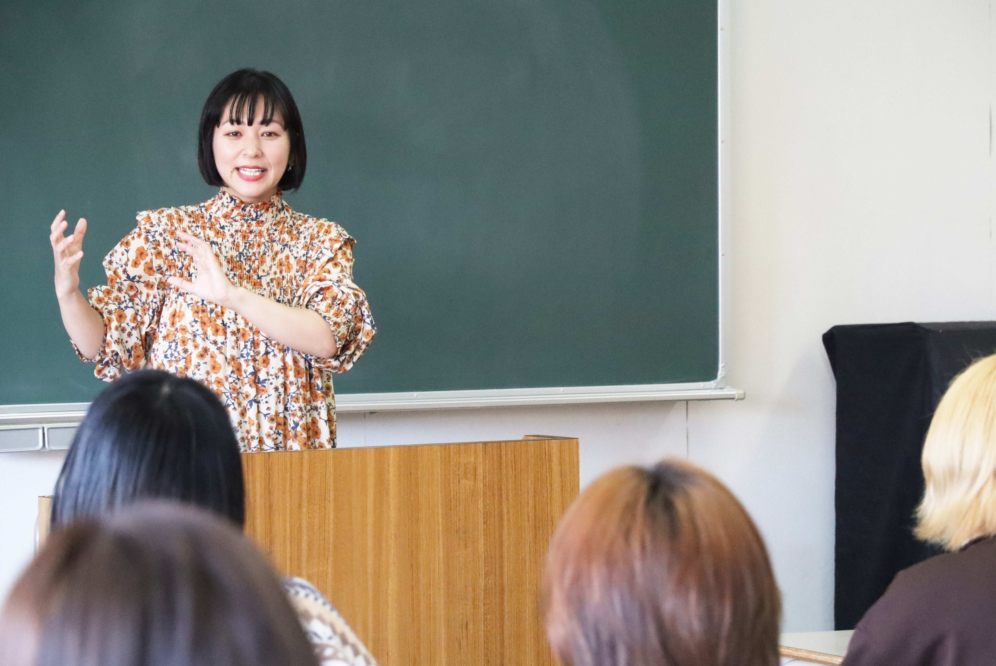 「コミュニケーション演習」の講義で学生らに自らの体験を語る近藤夏子さん