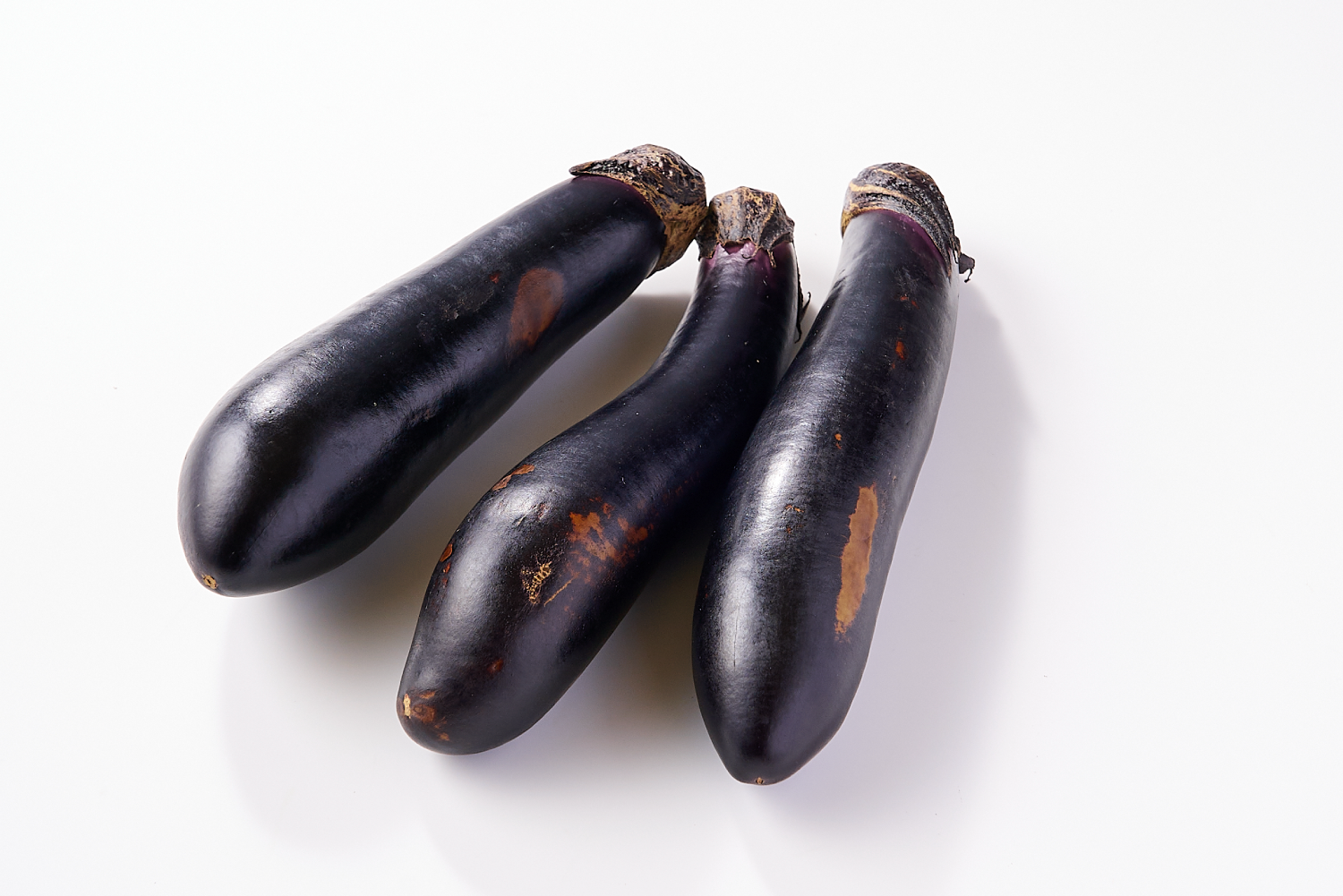 台風に耐えた 傷あり火の国なす：台風でなすの表面にできたこすれ傷。おいしさは変わりませんが、見た目で判断されて規格外に