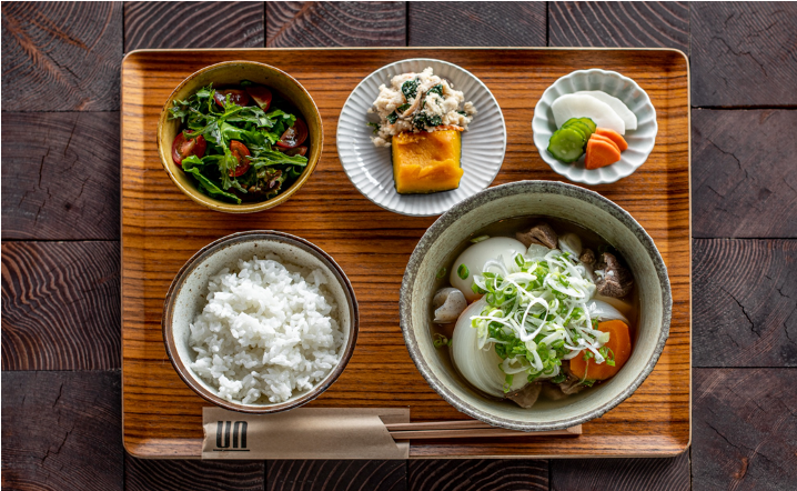  『ユニ』で提供される heeee！プレート。数量限定。（盛り付けイメージ）※実際に提供される野菜は、状況により変更になる可能性があります   協力：Oisix（野菜・フルーツ）、とうふ杉寅（おから）、小池精米店（米糠）、川島食品（牛すじ）