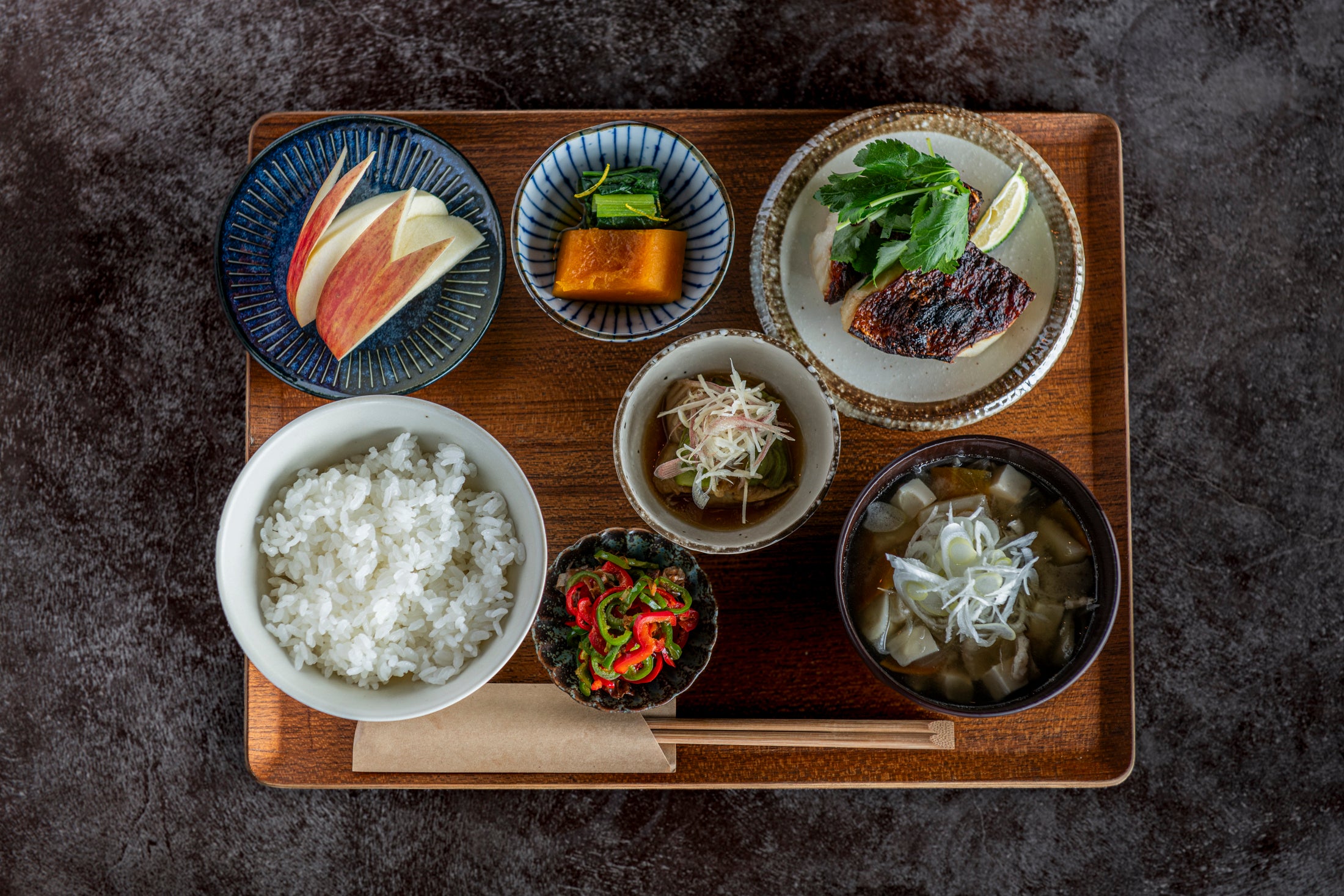 『uni(ユニ)』で提供される「ふぞろいトロなすとたっぷり野菜の和プレート」使用される野菜は、規格外という理由で廃棄される予定だった食材（協力：オイシックス）※青果のため、天候などの要因により、メニューに使用する食材が変更になる可能性がございます。