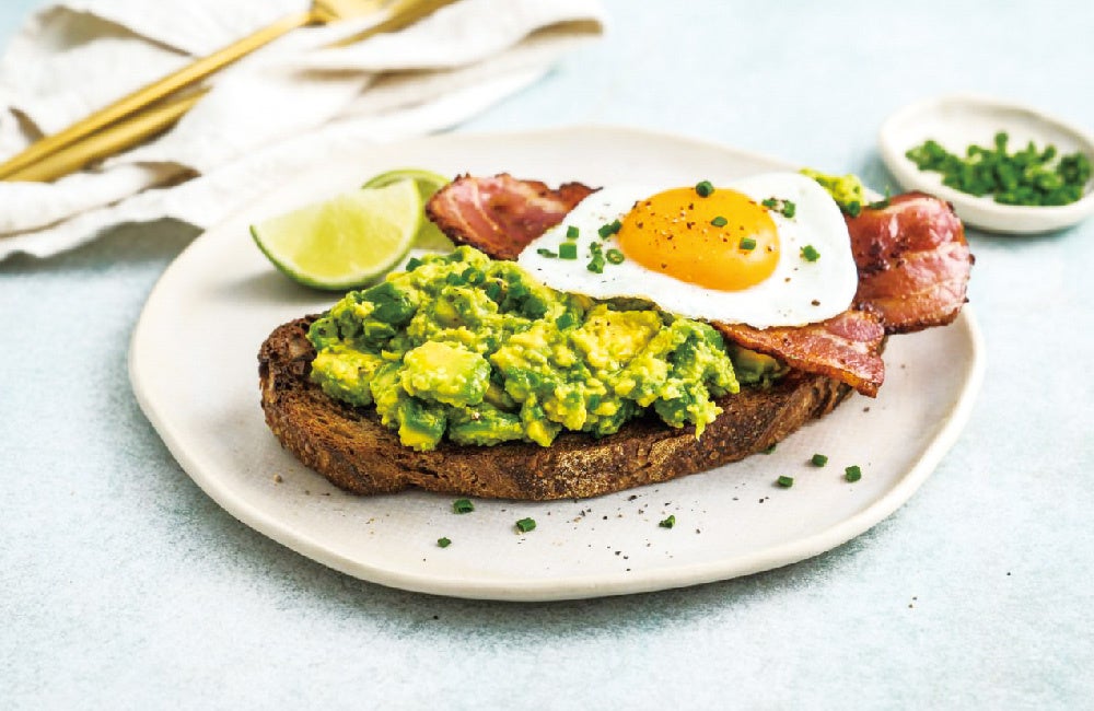 レシピ：半熟卵とハラペーニョサルサを添えたアボカド