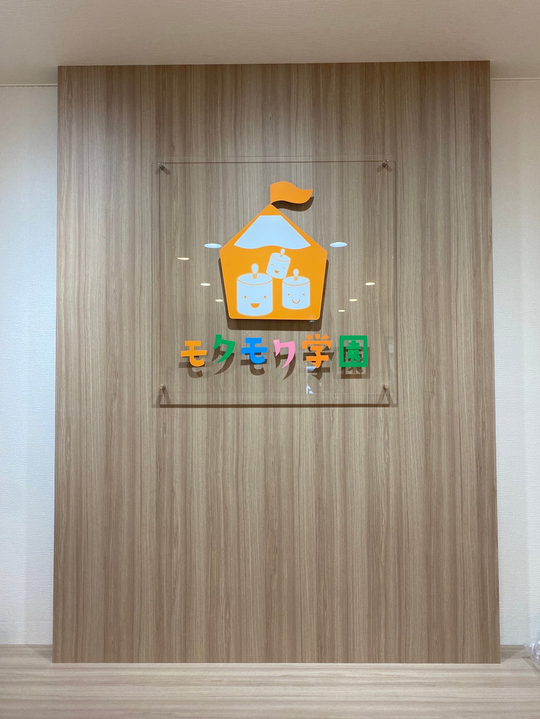 ニシザワ紙文具の鉛筆と、モンテッソーリ教具の中でも代表的な「円柱さし」をモチーフにしたロゴマーク