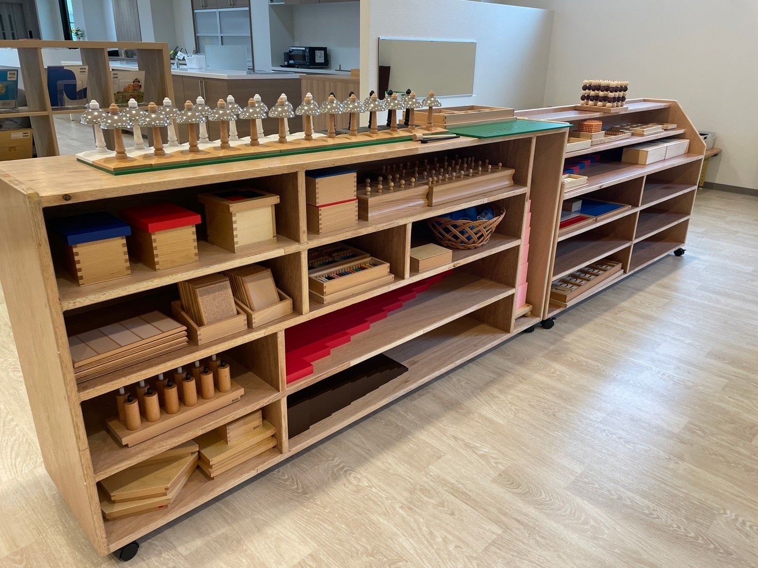 モンテッソーリの教具は約50種類。その子の興味に応じて、講師が提案・提示する。