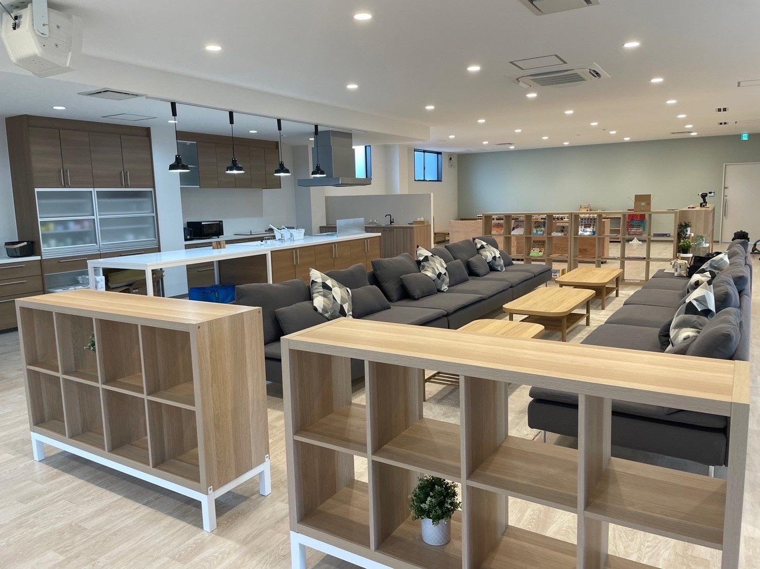 広く開放的な空間のフリースペースでは、ママパパがコーヒーを飲んだり、仕事をしたり、リラックスができる。