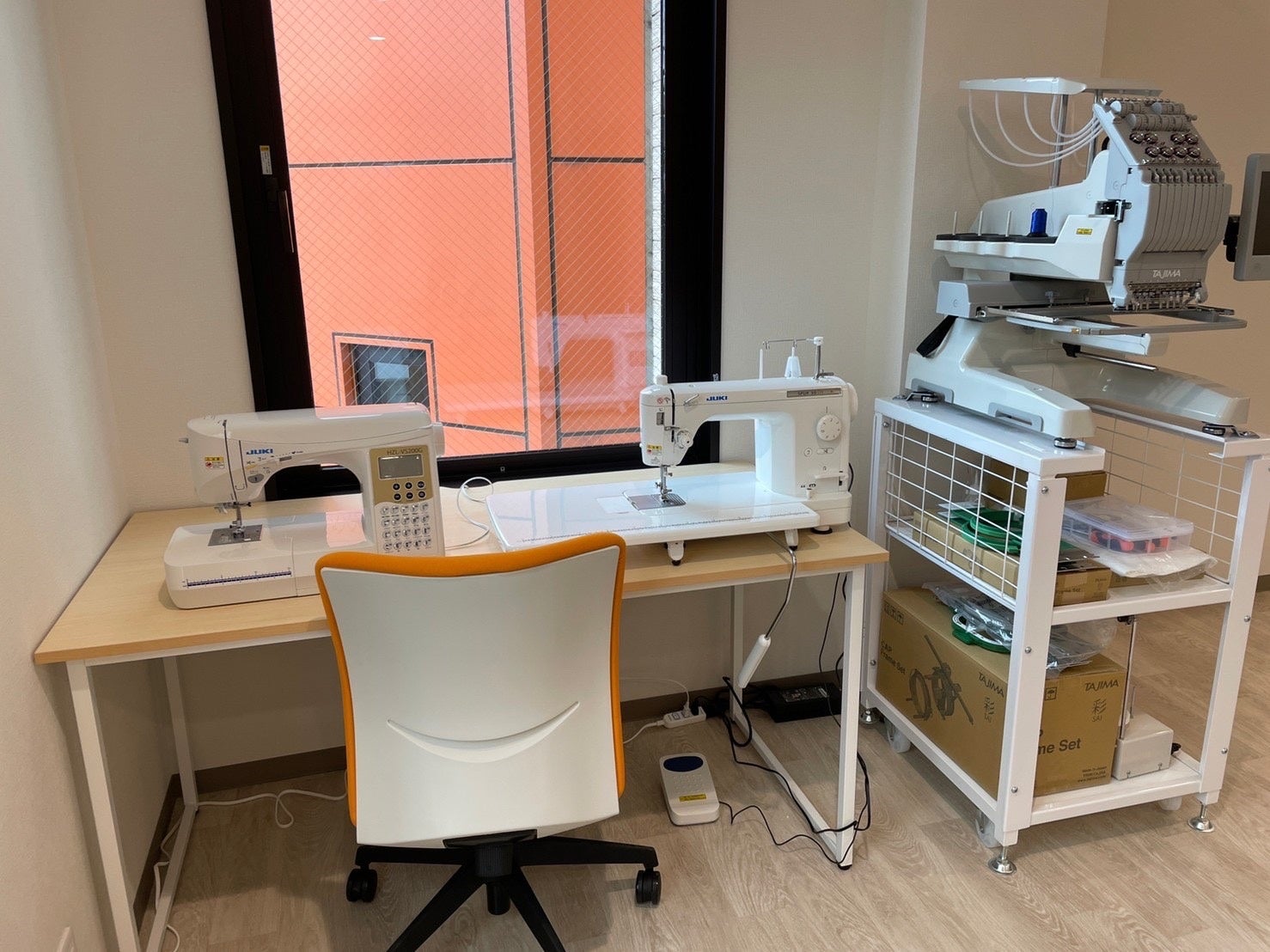 業務用ミシンや刺繍ミシンを常設。ハンドメイド歴９年のスタッフも対応する。