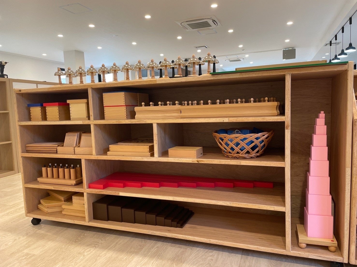 モンテッソーリの教具は約50種類。その子の興味に応じて、講師が提案・提示する。
