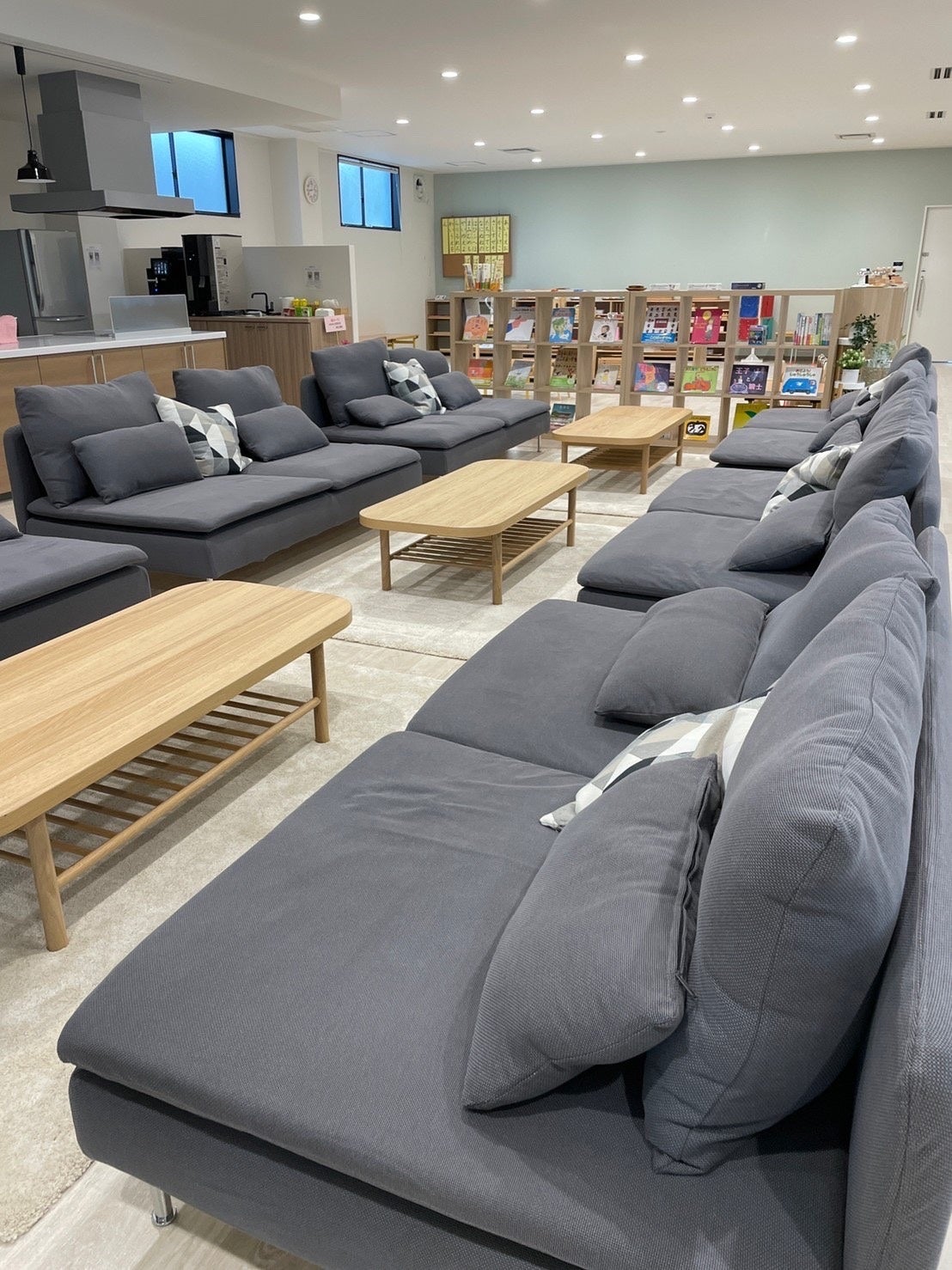 広いソファーと低いテーブル。家族でランチすることも可能。