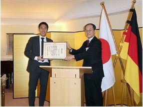 外務大臣表彰式での長谷部選手と柳大使