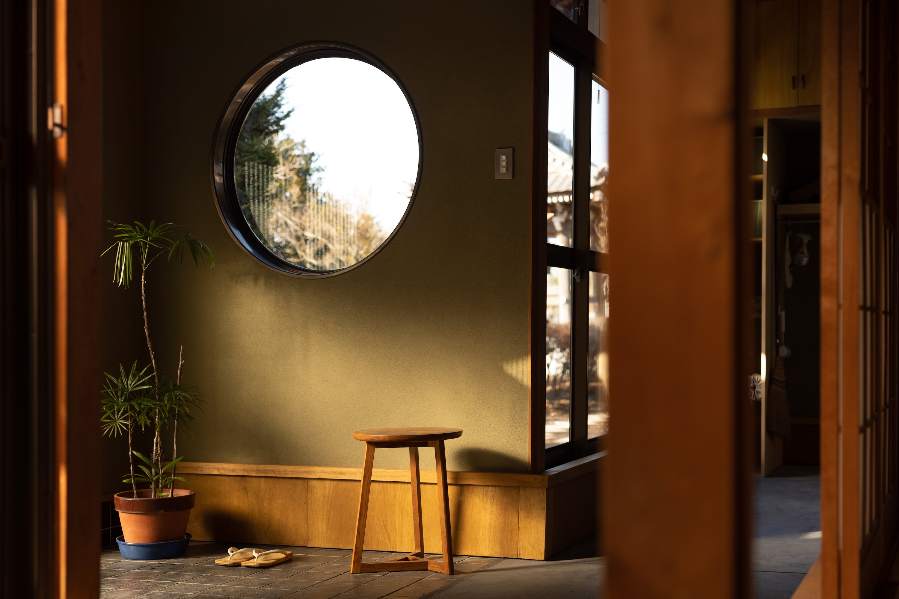 施設玄関にある円窓から着想し、禅をシンプルに表現した◯△□をロゴデザインにも起用。