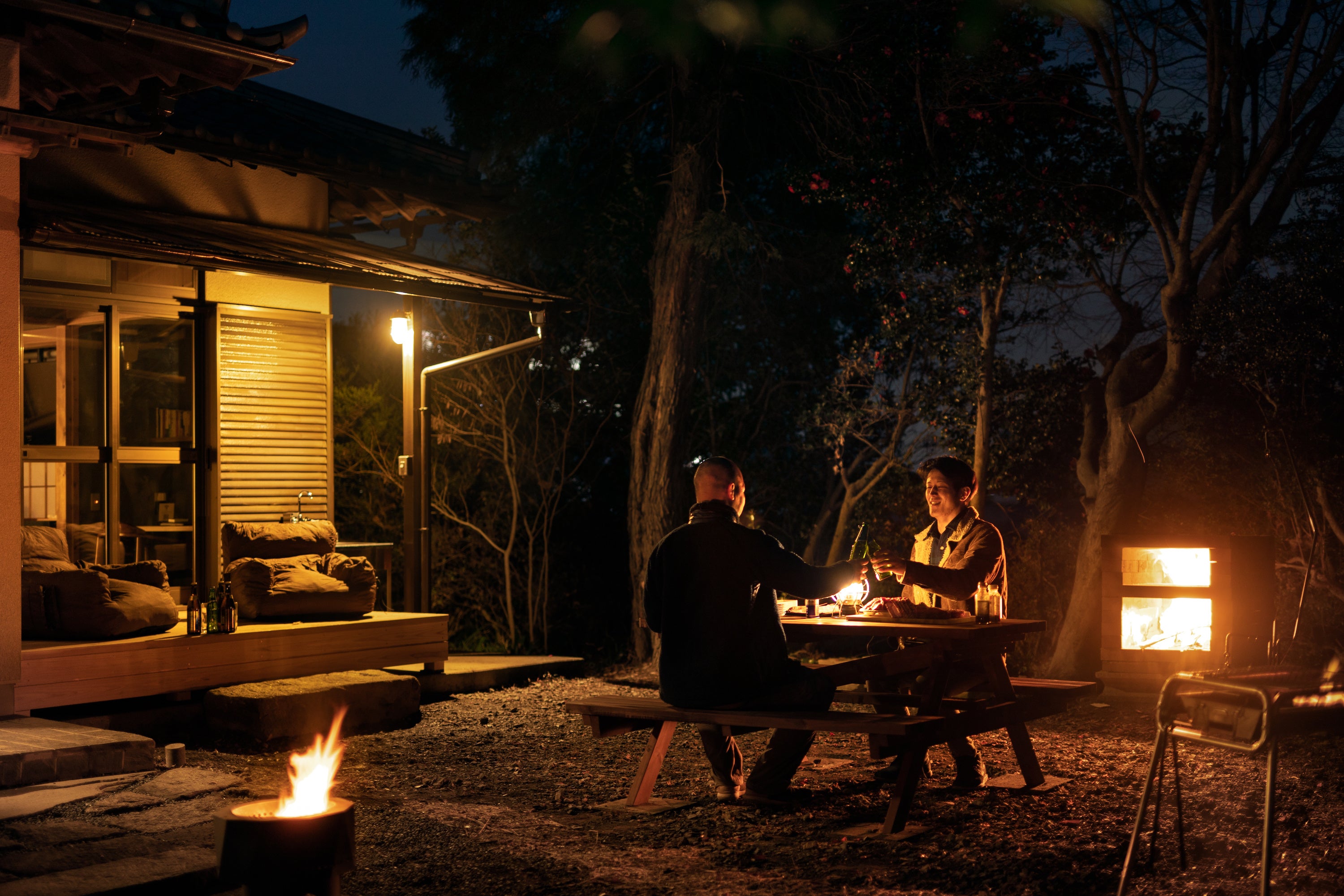 生地を練ってピザ窯で焼くアツアツのピザ、静けさの中で囲む焚き火。普段とは違う時間の使い方はいかがでしょうか。奥のデッキでは、 日に当たりながらゆっくり読書なども心休まる時間です。