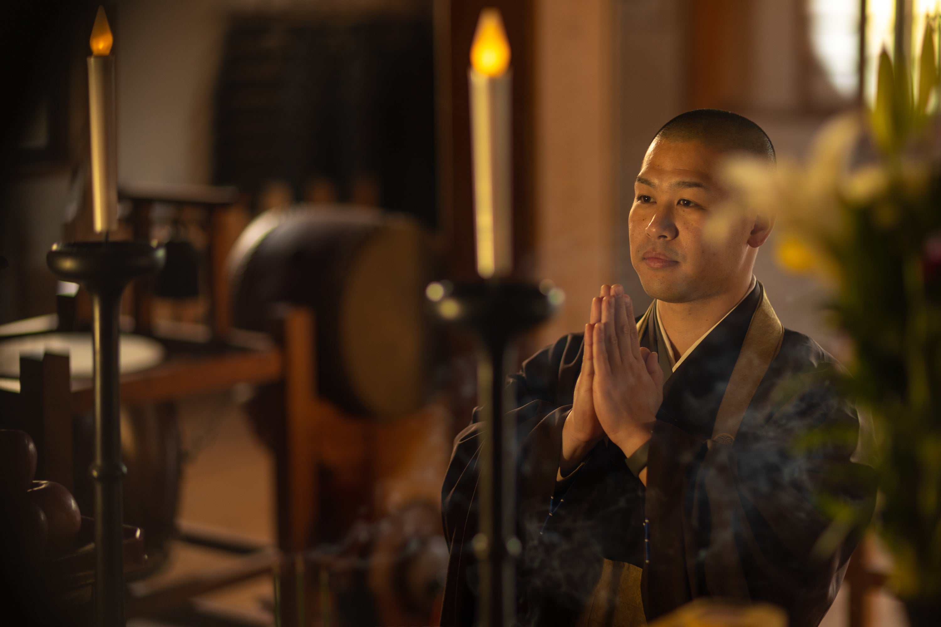 朝のお勤めは、朝の読経に参加いただき、その途中にお焼香をしていただきます。