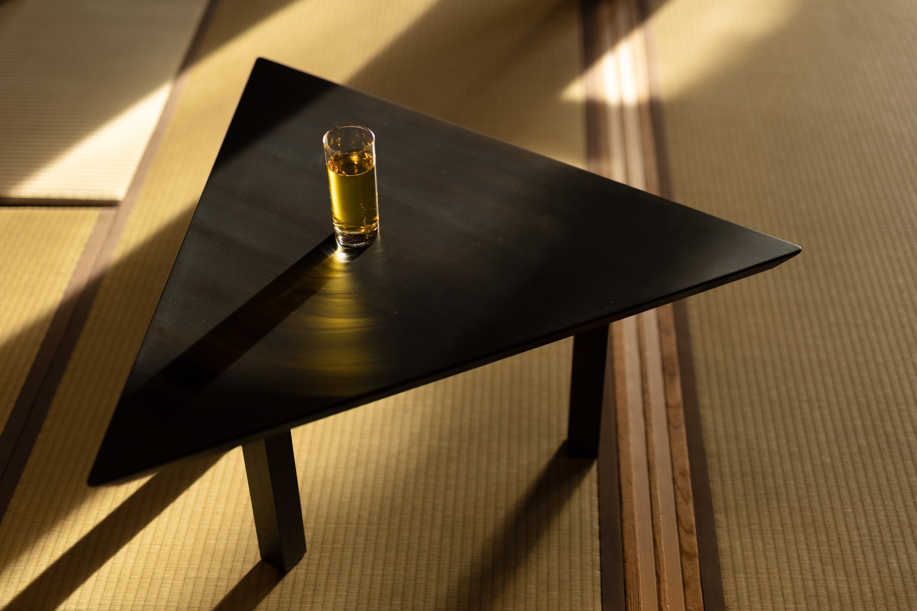 △の机。○△□のテーブルが各客室にそれぞれ配置されています