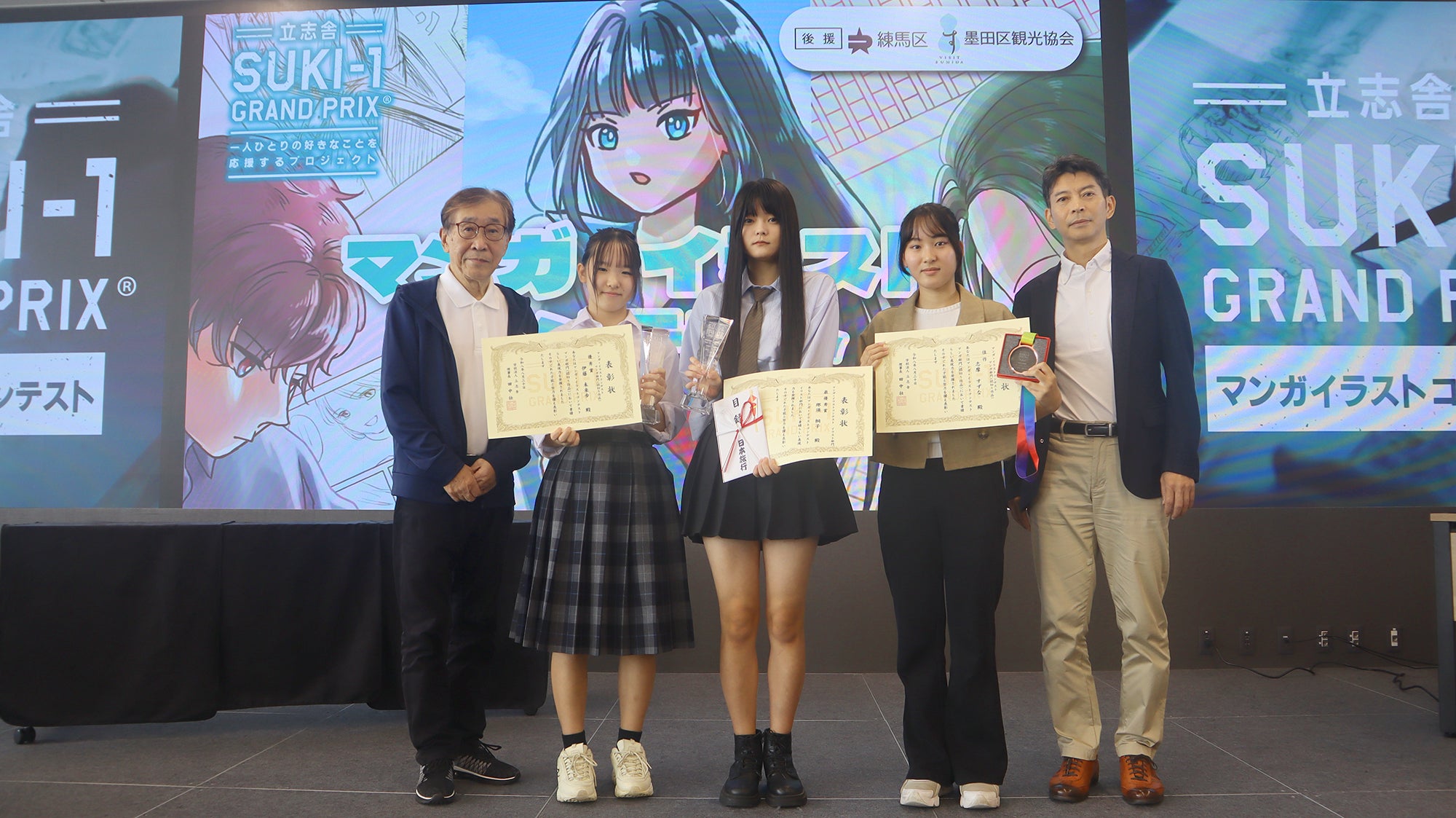 階段を昇るほど、二人は運命に溺れていく…『忘れられた野原』の「愛憎のパノラマ」がJR原宿駅の改札内階段をオールラッピング