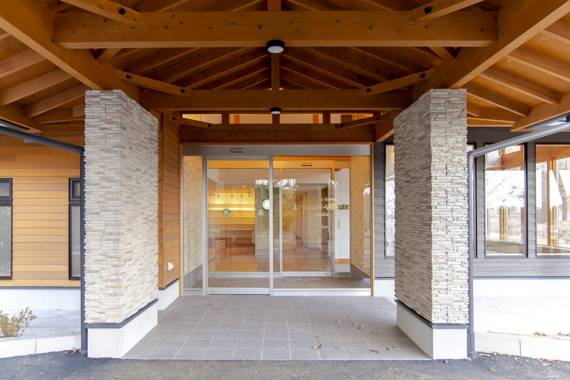 管理棟／車寄せ