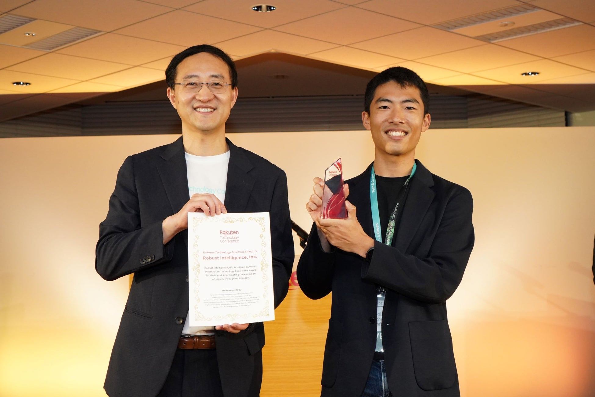 (写真左から)楽天グループ株式会社 専務執行役員 CDO ティン・ツァイ、Robust Intelligence Co-Founder 大柴 行人 2022年11月19日「楽天テクノロジーカンファレンス2022」にて撮影