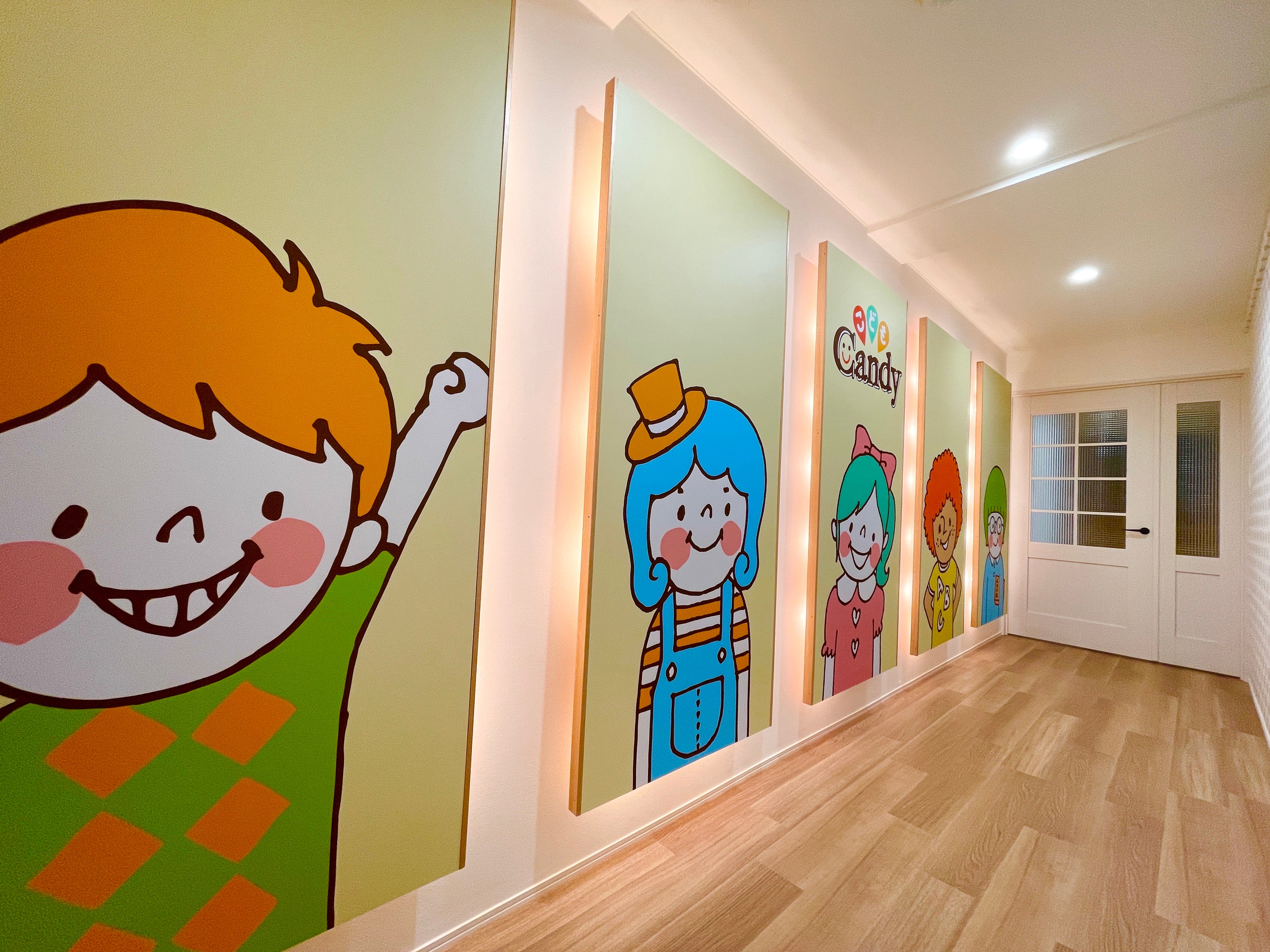 かわいらしいイラストが出迎えてくれるエントランス