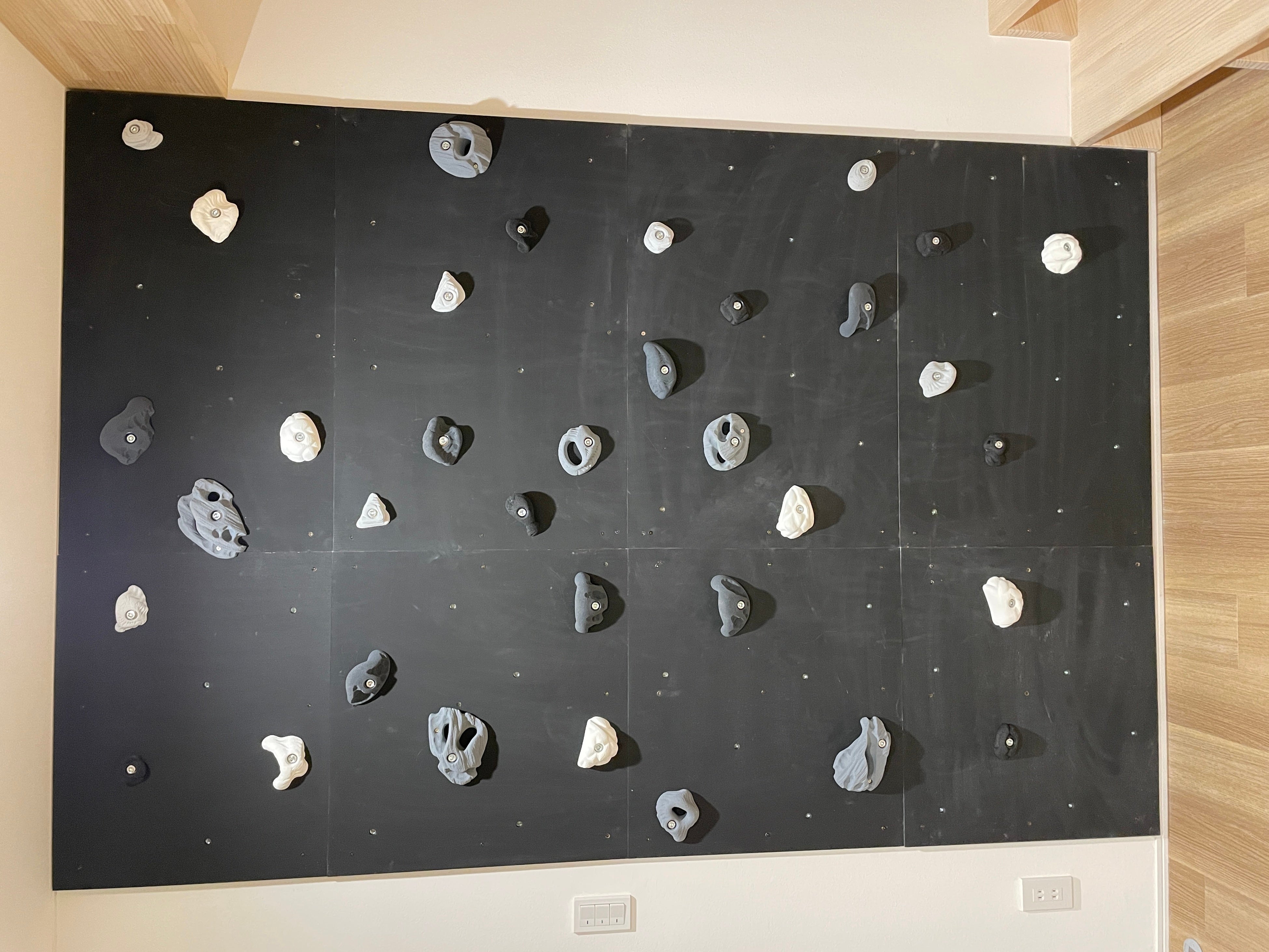 シックなデザインのボルダリングスペース