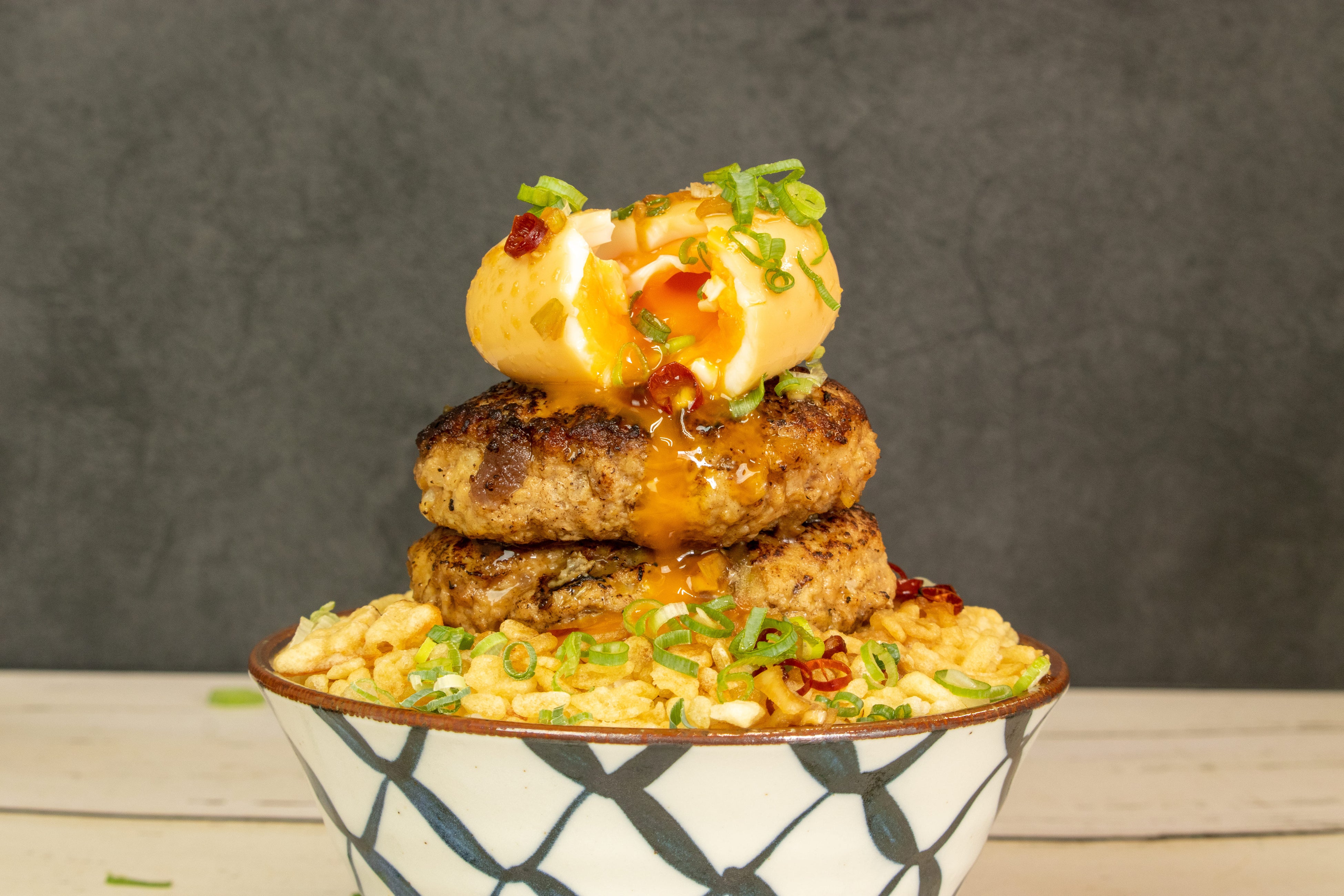 ご当地背徳グルメ『鹿児島肉祭りハンバーグ丼』　1,250円（税込）