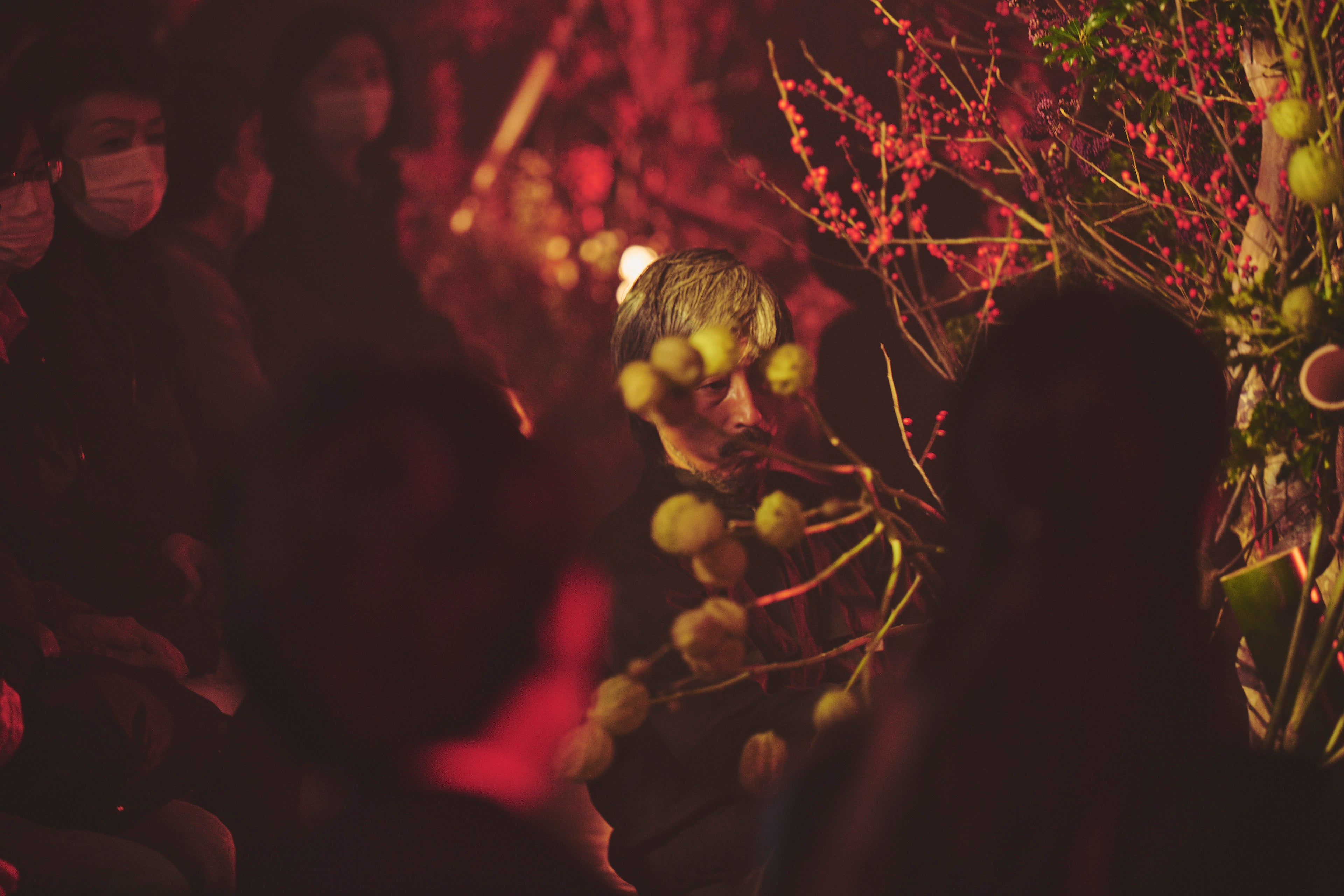 いけばなに埋め尽くされるステージ