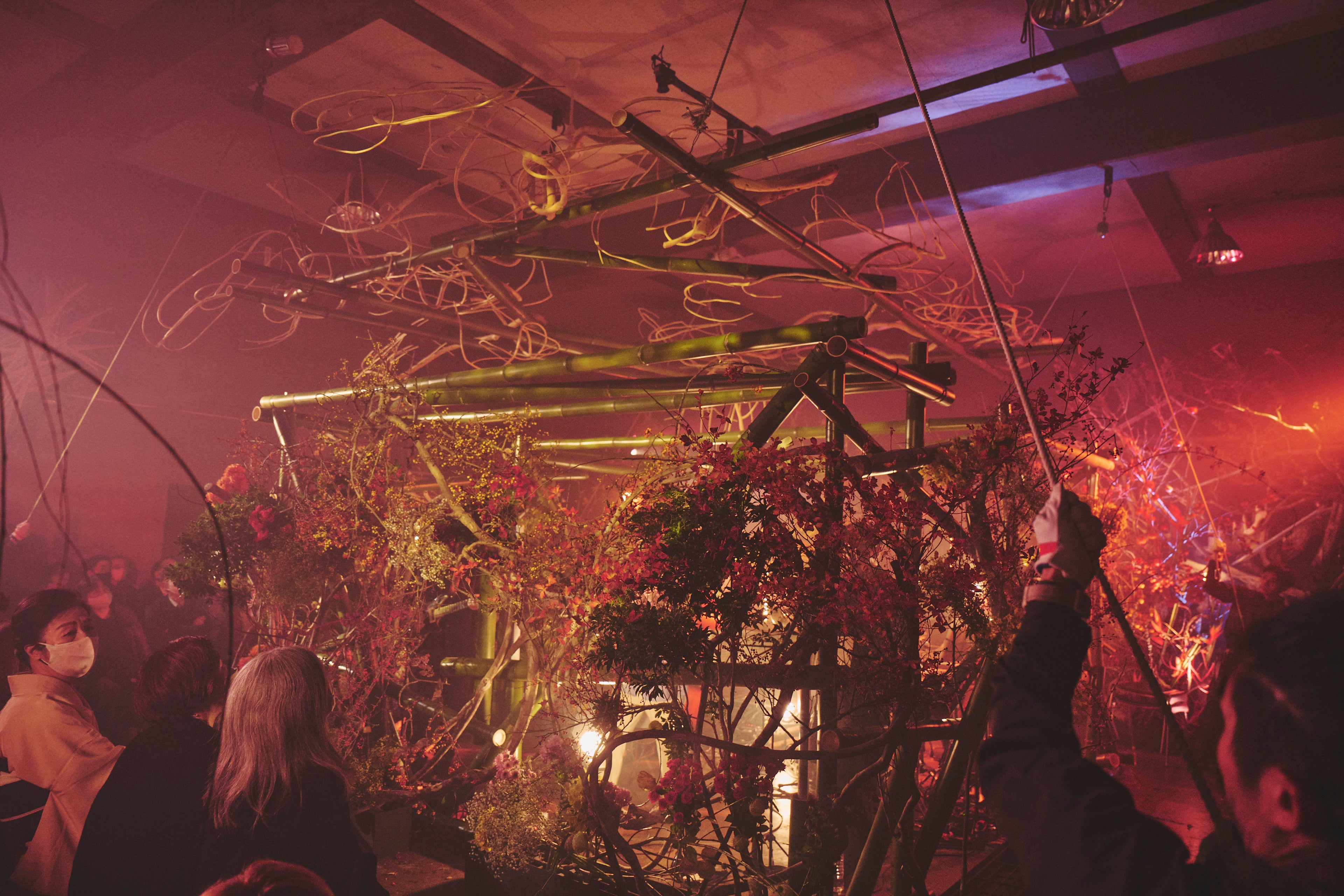 天井に吊られた造作が降りくてくる