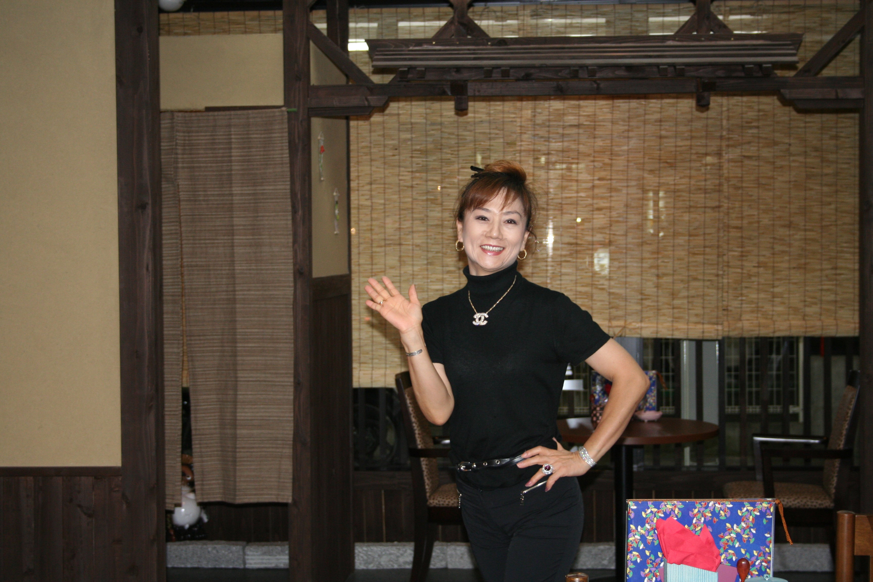 喫茶開始当時のマダム信子会長