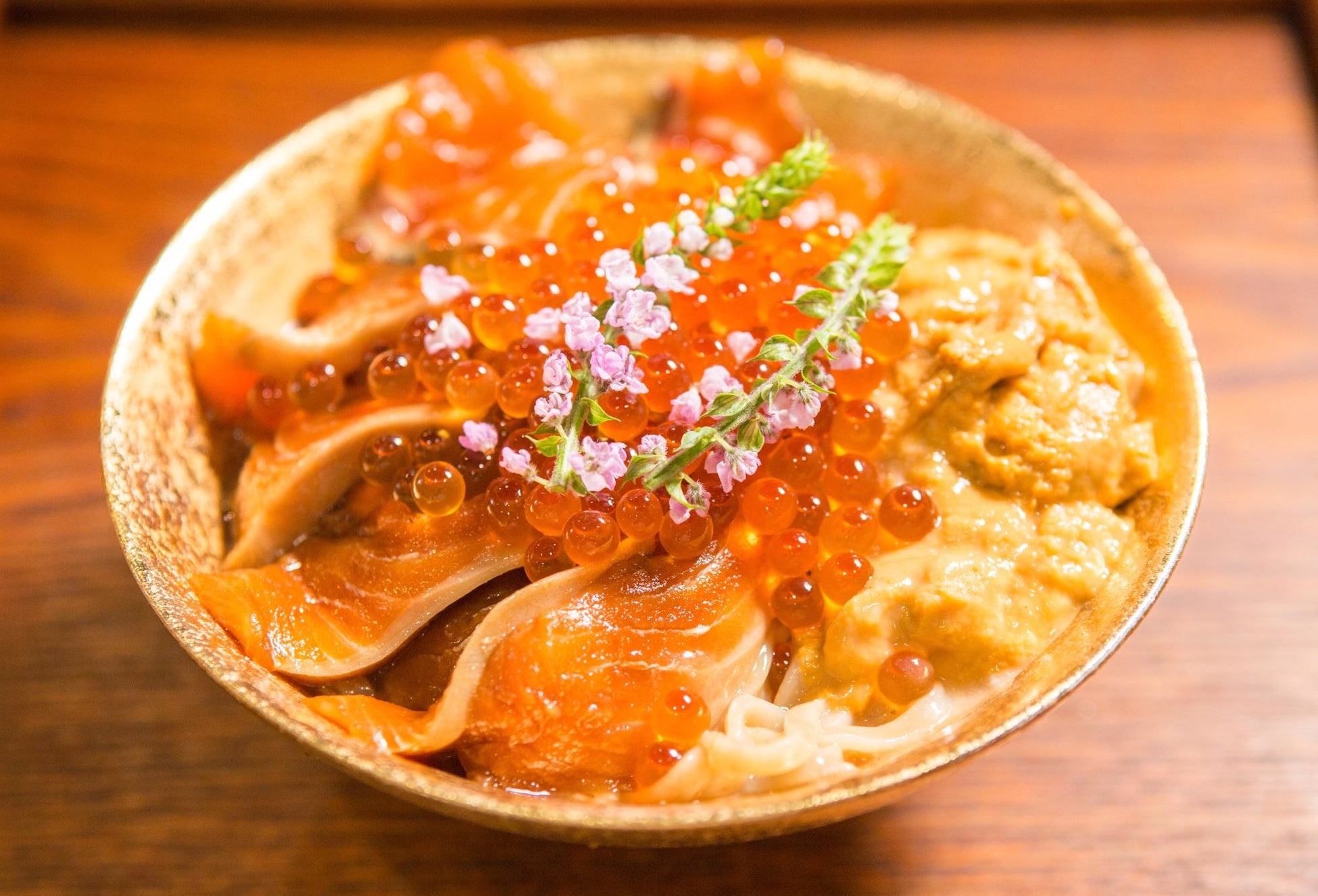 鮭児を主役に、イクラとウニをふんだんに使用したらーめん。11月提供予定