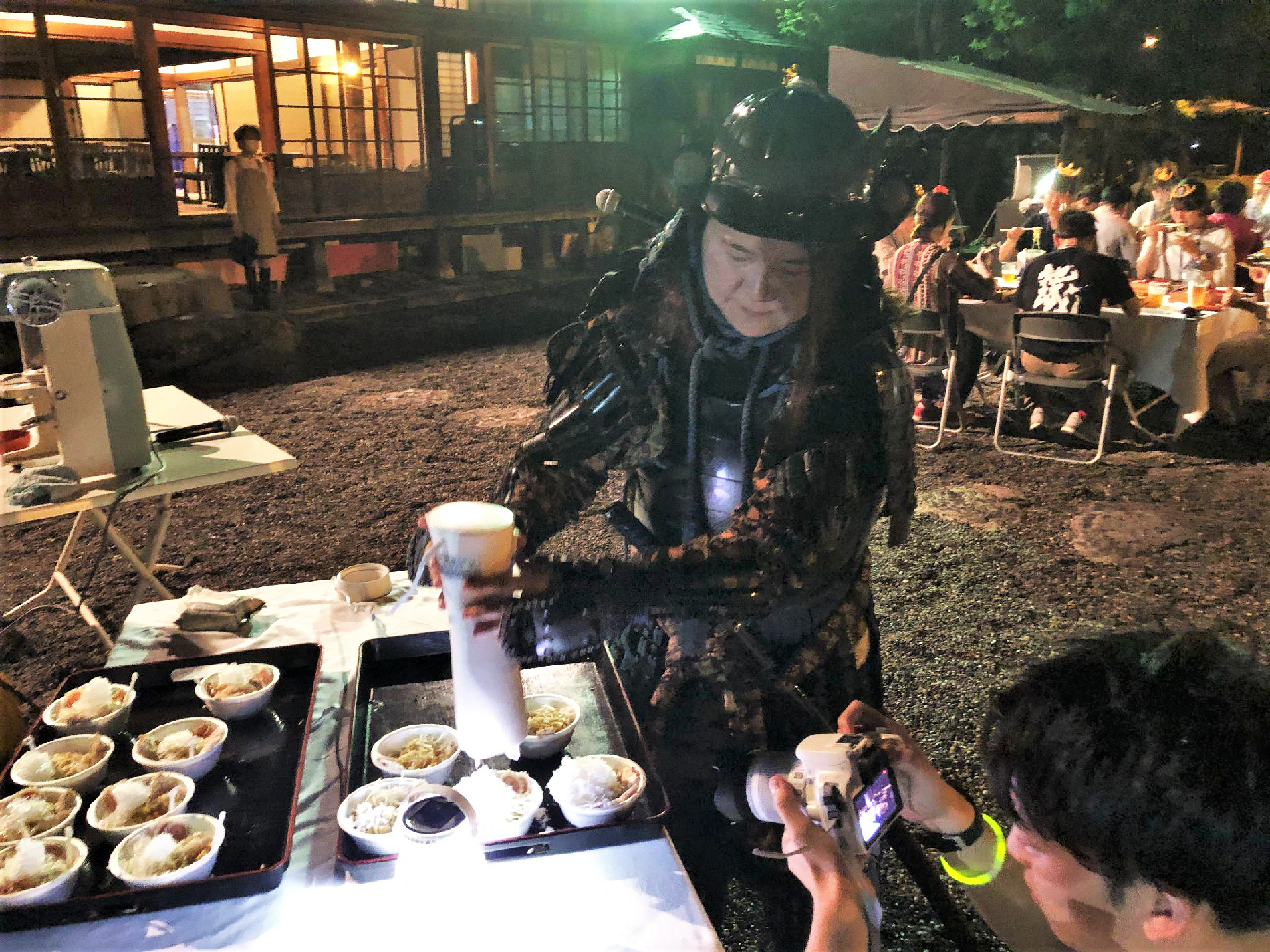 2020年９月、米沢市にて開催された地域創生実践塾にてパイロット版スノーラーメンがサムライに扮したメンバーにより提供された