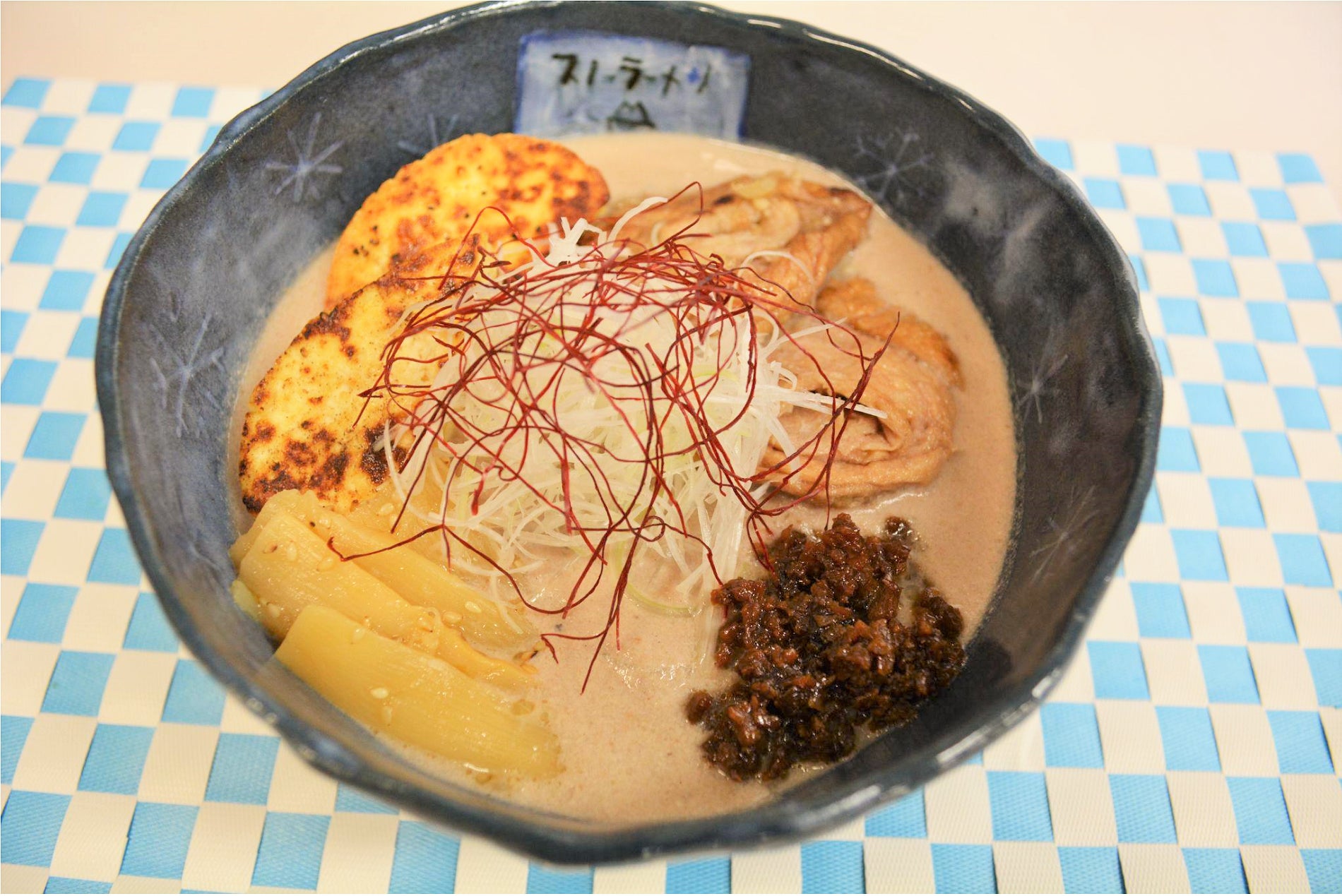 プラントベーススノーラーメン(ナッツ類と豆乳をベースに味噌や昆布出汁で調味しました。チャーシューのように見えるのはお麩と豆腐)