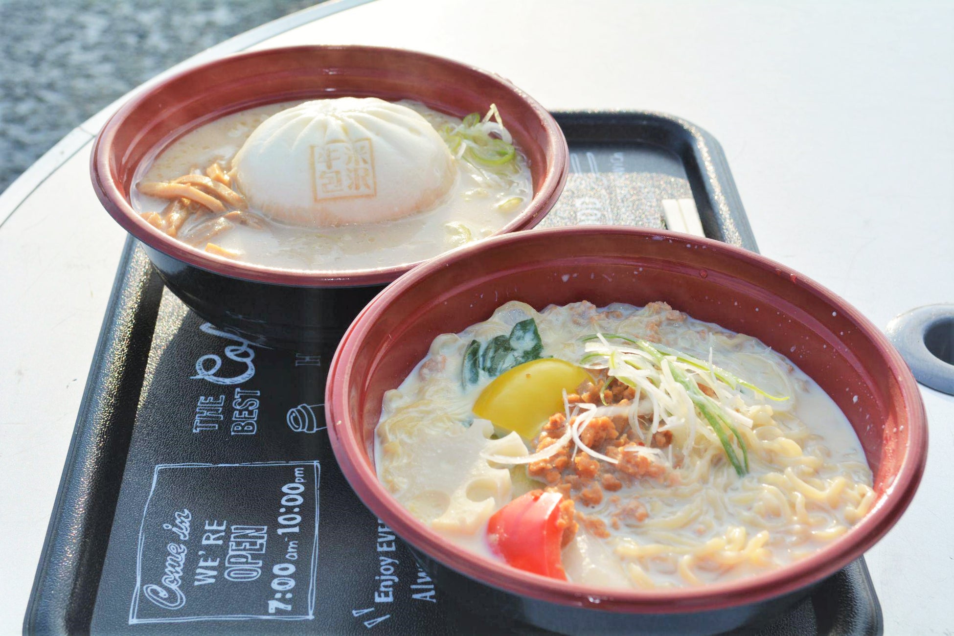 左奥)米沢牛肉まんラーメン 右手前)ヴィーガン豆乳担々麺