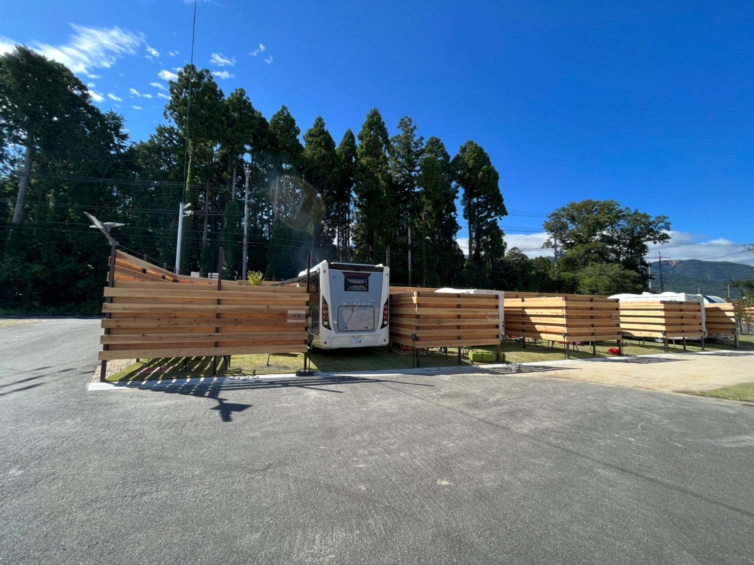 RVパークは全部で７区画。 完全プライベート空間で大人から子供までゆったり過ごせます。 一番大きい区画は最大で10人までご利用できます。