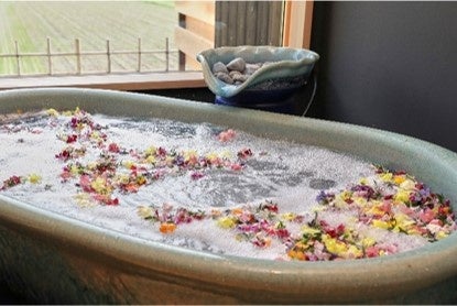 信楽焼の陶器のお風呂に胡蝶蘭やエディブルフラワーを浮かべてラグジュアリーなお風呂と田園風景を眺めて日常とは違った癒しのひとときをお楽しみいただけます。 ※タオル・アメニティなどはオプションにてご用意しております。