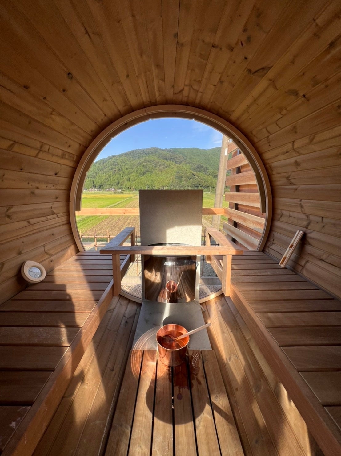 北欧・エストニア産のバレルサウナはロウリュの熱が最も効率的に循環する形式のサウナとなっています。 檜の香りとともに大自然で“ととのう”を体感できます。 ※タオル・アメニティなどはオプションにてご用意しております。