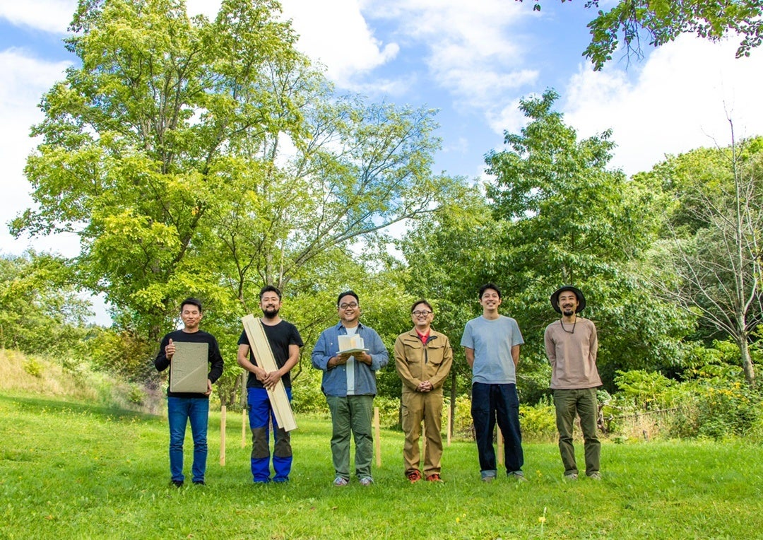 (写真左から)野田肇介(野田左官店)、福田隼人(Rawwood)、オクラホマ河野真也、今野大樹(天塩川工業)、佐藤圭(三木佐藤アーキ)、中村直弘(yomogiya)　　 建設予定地のナポートパークにて