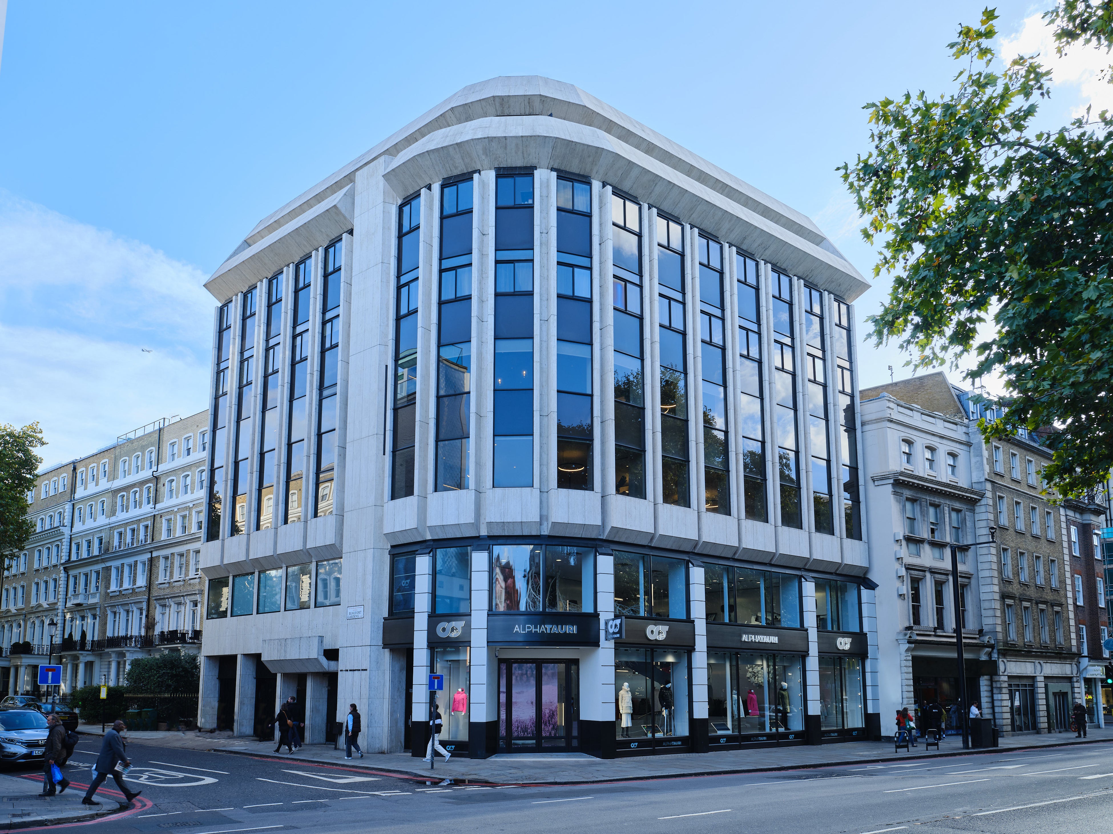 アルファタウリ　ロンドンストア外観1