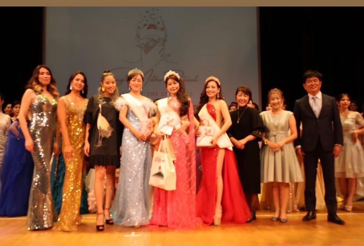 2022優勝野口祐子 大会統括久手堅真登香 主催村上麻衣 受賞者 （株）サニーサイドアップグループ代表取締役 次原悦子氏  タレント 山田まりや氏  東京大学未来ビジョン研究センター特任研究員 安川新一郎氏