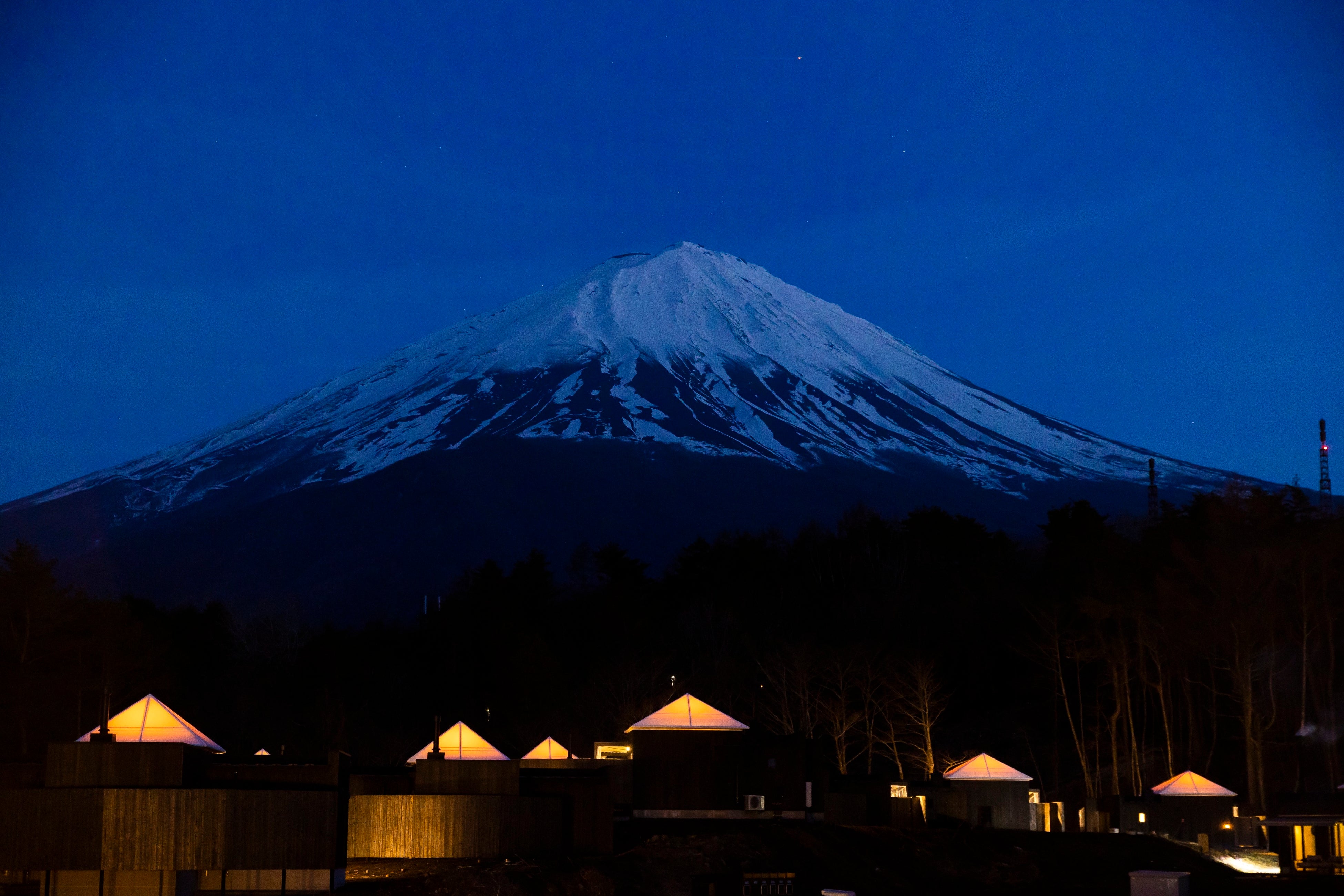 温浴棟からの夜富士