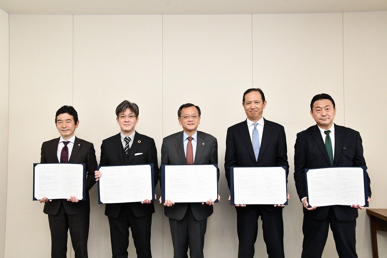 連携協定締結式の様子 （写真左より、加藤代表取締役社長、今井代表取締役社長、落合市長、 髙井モビリティ事業本部長、岡部代表取締役社長）