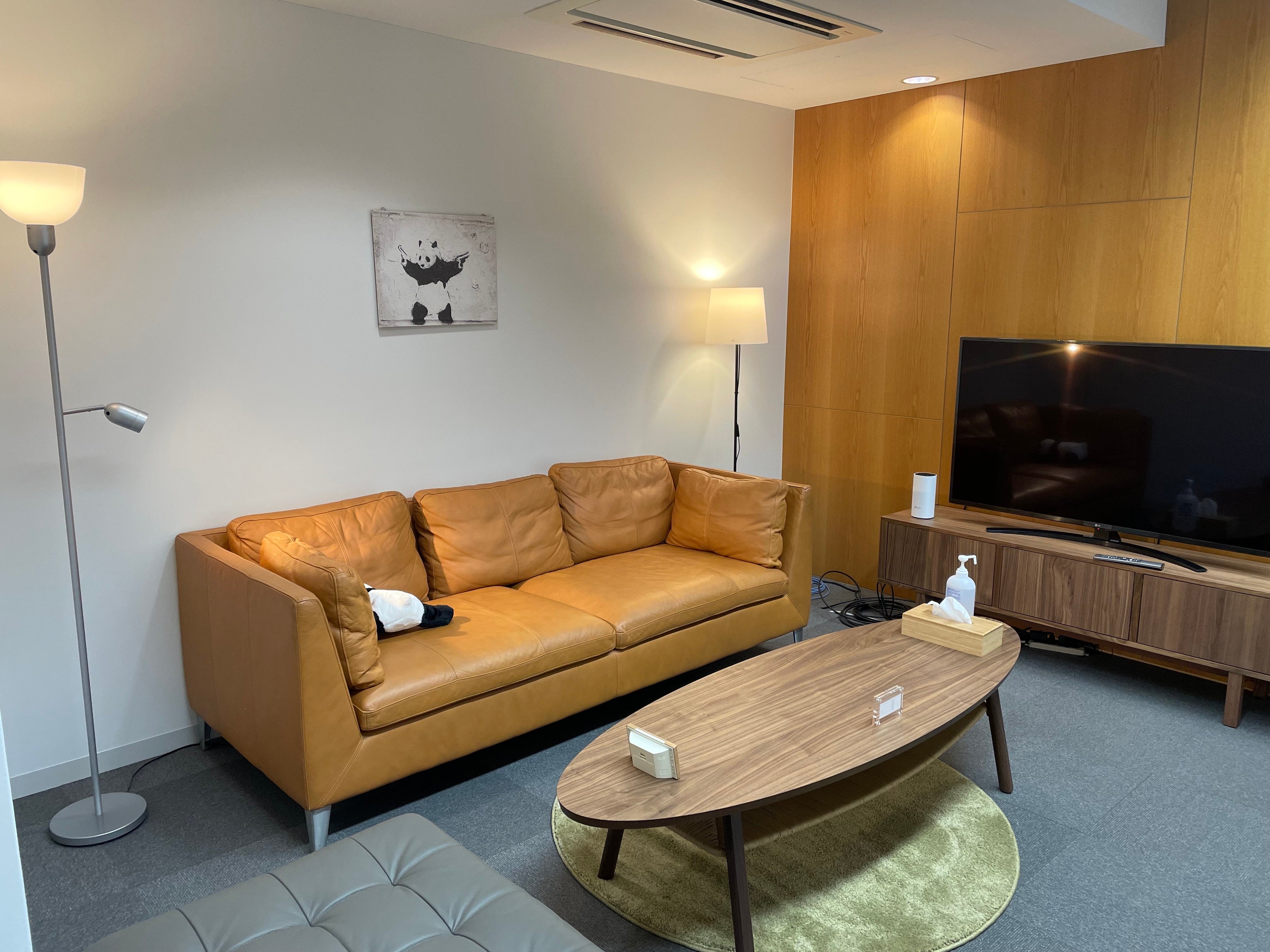 控室１は90平米あるスタジオ１に付帯しています