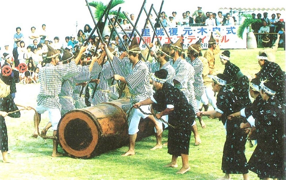 首里城柄三線（戻らんカラクイ付き） 火災から6年 「首里城」正殿が姿をあらわす ｜ 朝日小学生新聞 | 朝日