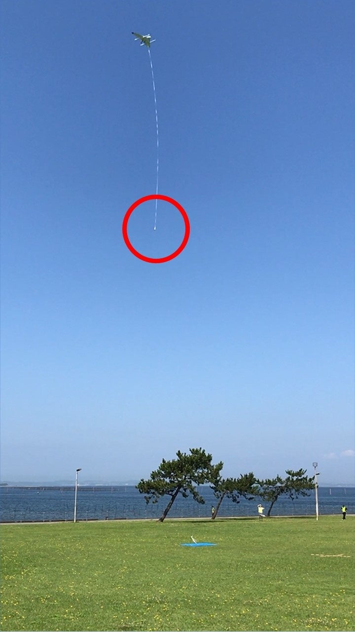 富津みなと公園上空から 物資を投下するエアロボウイング