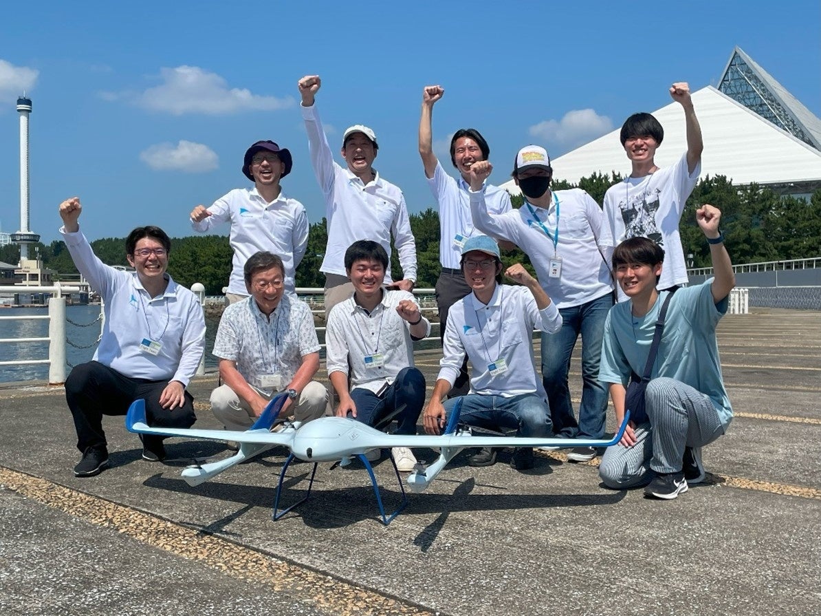 エアロセンスと神戸大学チーム一同 （前列左から2番目：先端ロボティクス財団理事長　野波健蔵氏）