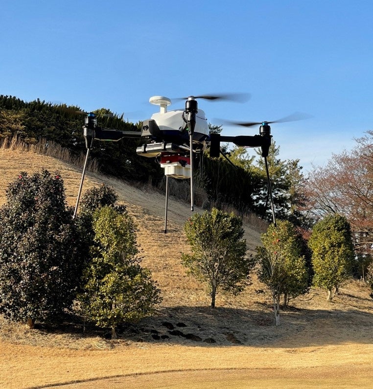 ゴルフ場を点検するエアロセンス製ドローン
