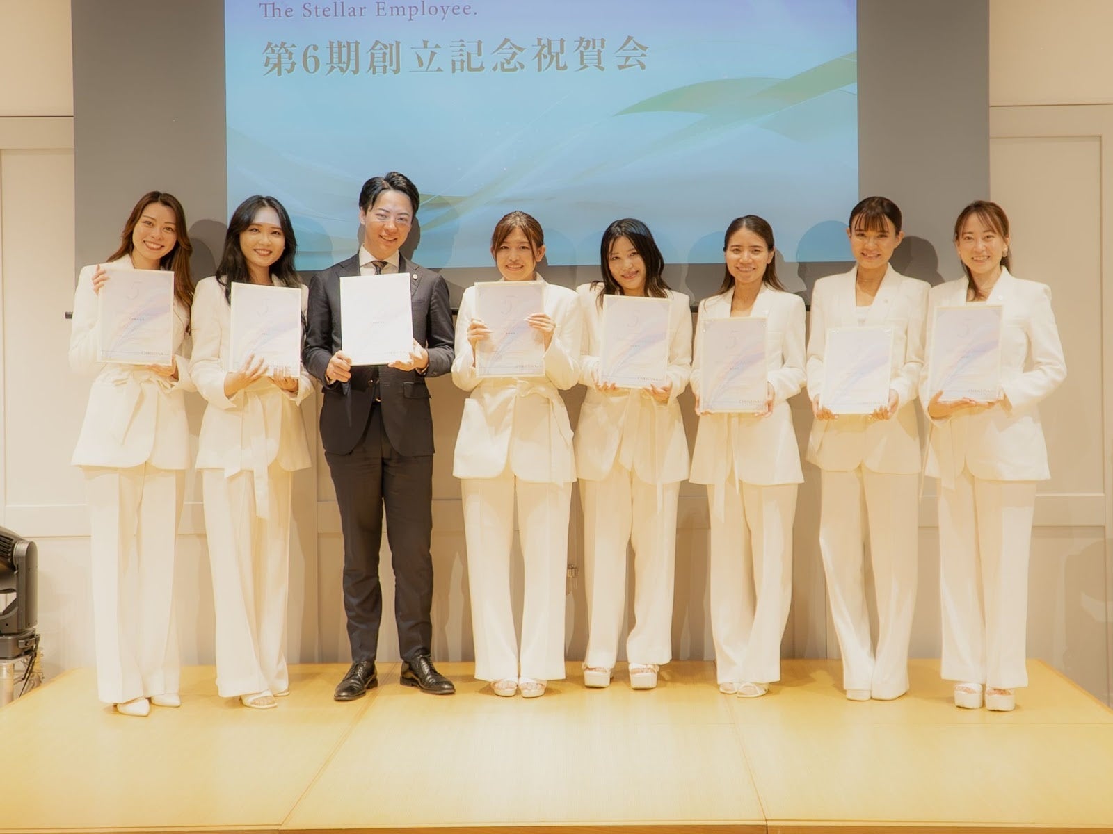 左から：凡事徹底部門 (1人目)　小林 美帆／感謝部門　赤塚桂／凡事徹底部門 (2人目)　天川 大地／挑戦部門　小野尚美／挑戦部門　和田 あかり／協力部門　為季 美波／超ポジティブ部門　安田 碧／責任部門　近久 智美