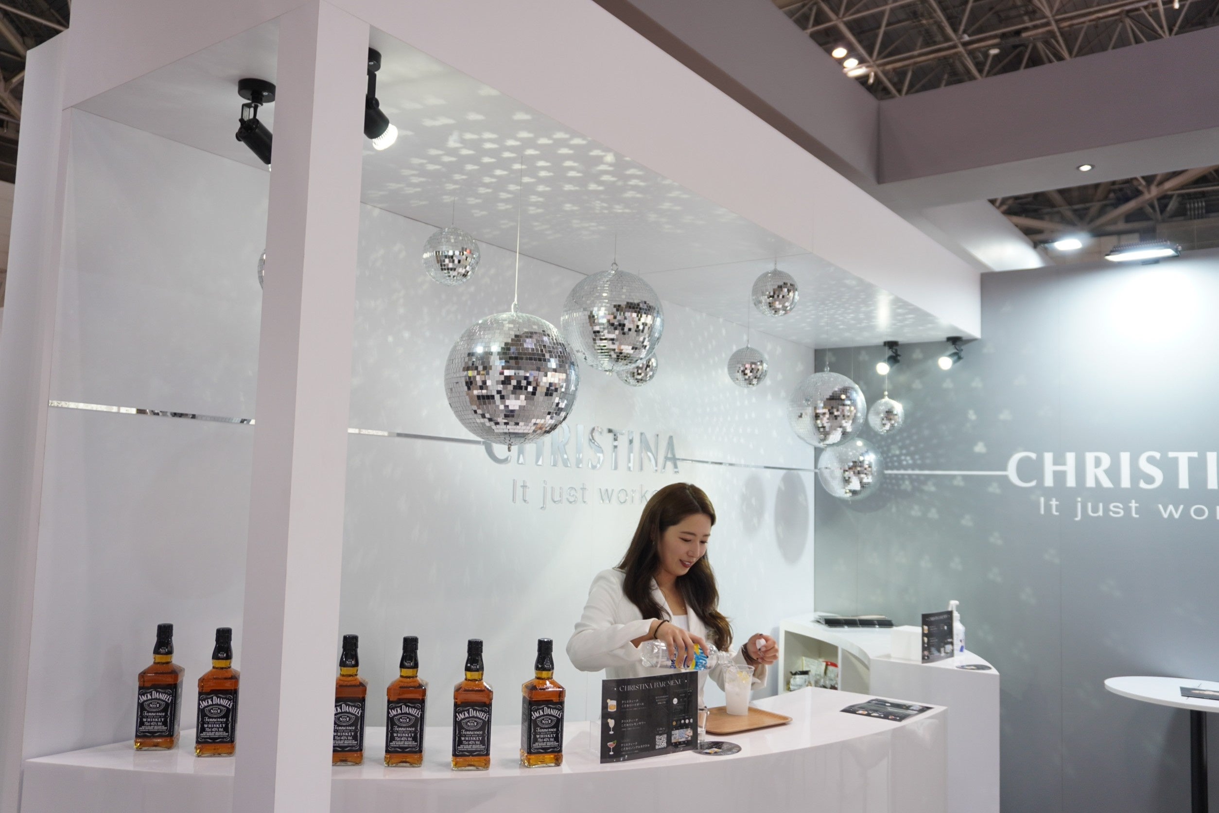 イベント期間中人気だった“CHRISTINA Bar”。お飲み物を飲みながら、リラックスした状態で商談ができます