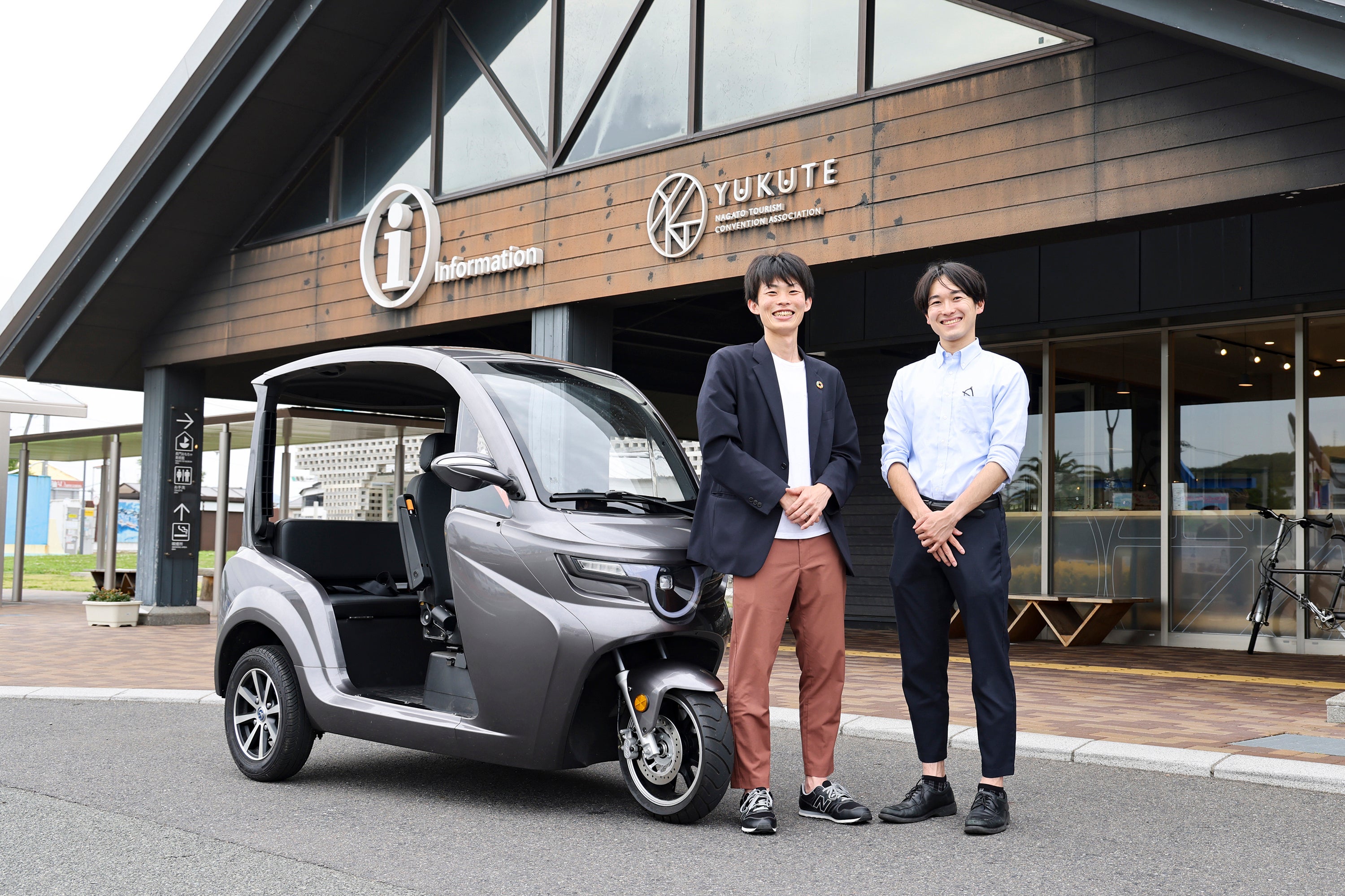 （左）かなたでざいん　（右）株式会社eMoBi