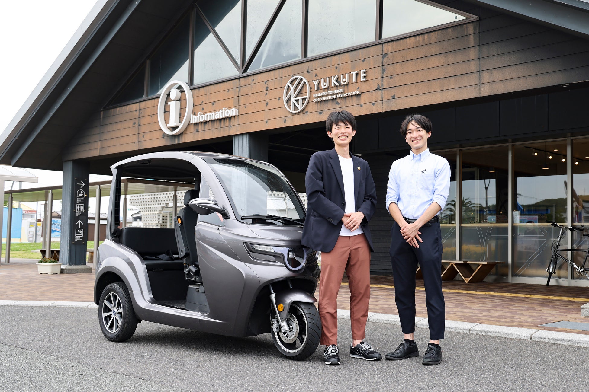 左:かなたでざいん 右:株式会社eMoBi