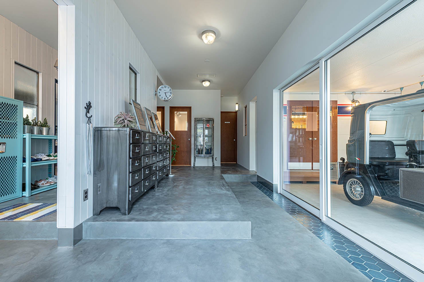 土間から繋がるガレージ