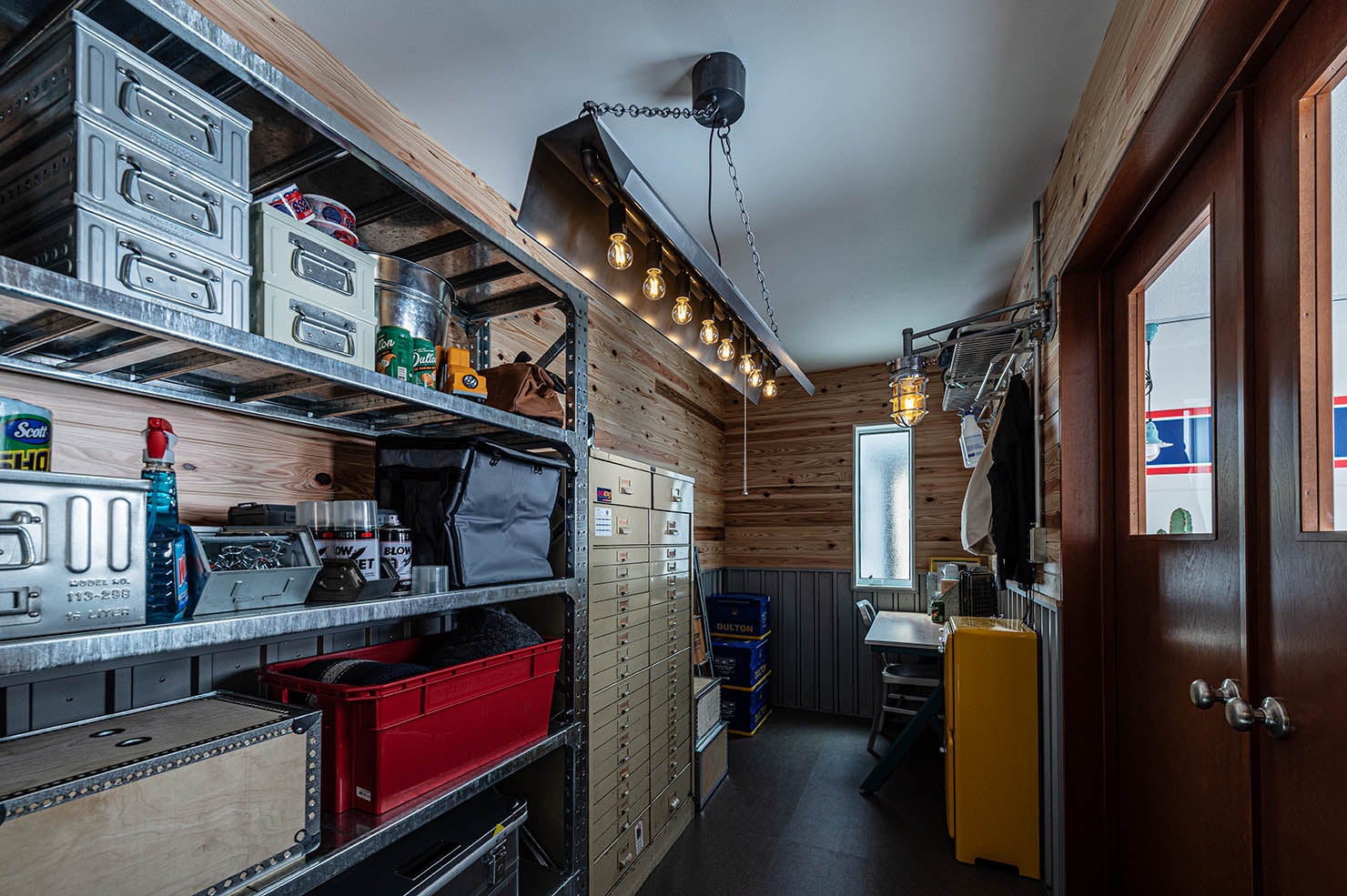 ガレージ裏にある作業部屋